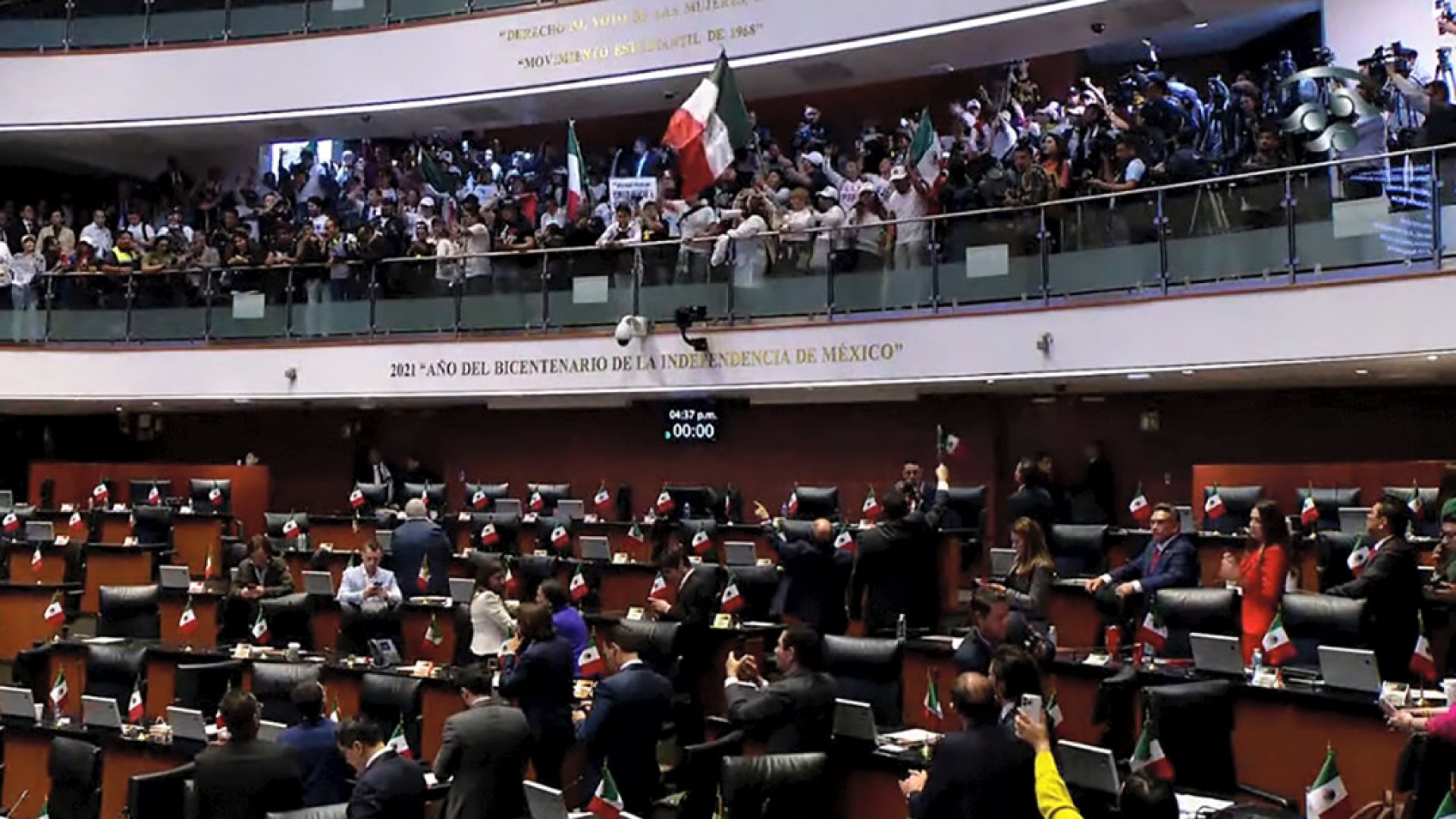 Manifestantes dan portazo en el Senado y los legisladores suspenden la sesión