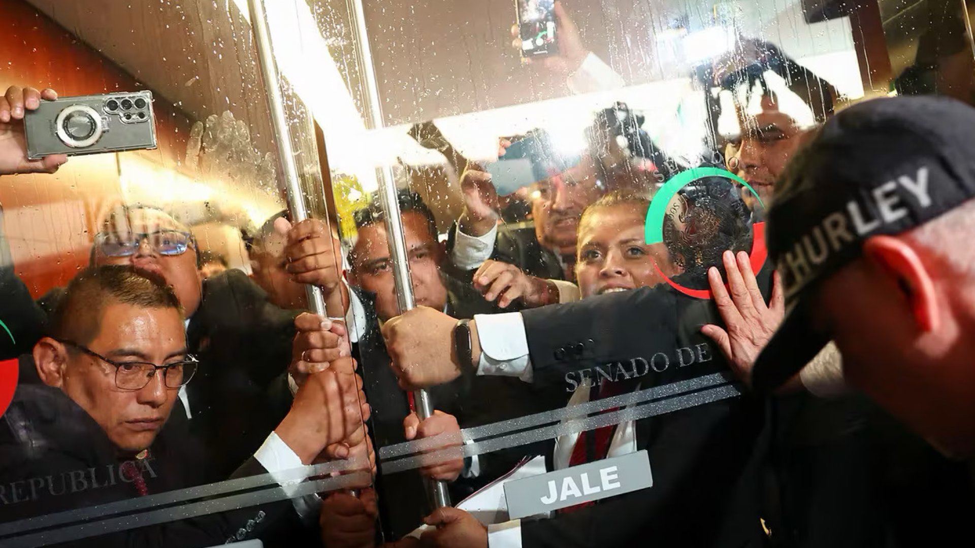 Agreden a Luis Donaldo Colosio con gasolina tras portazo en el Senado