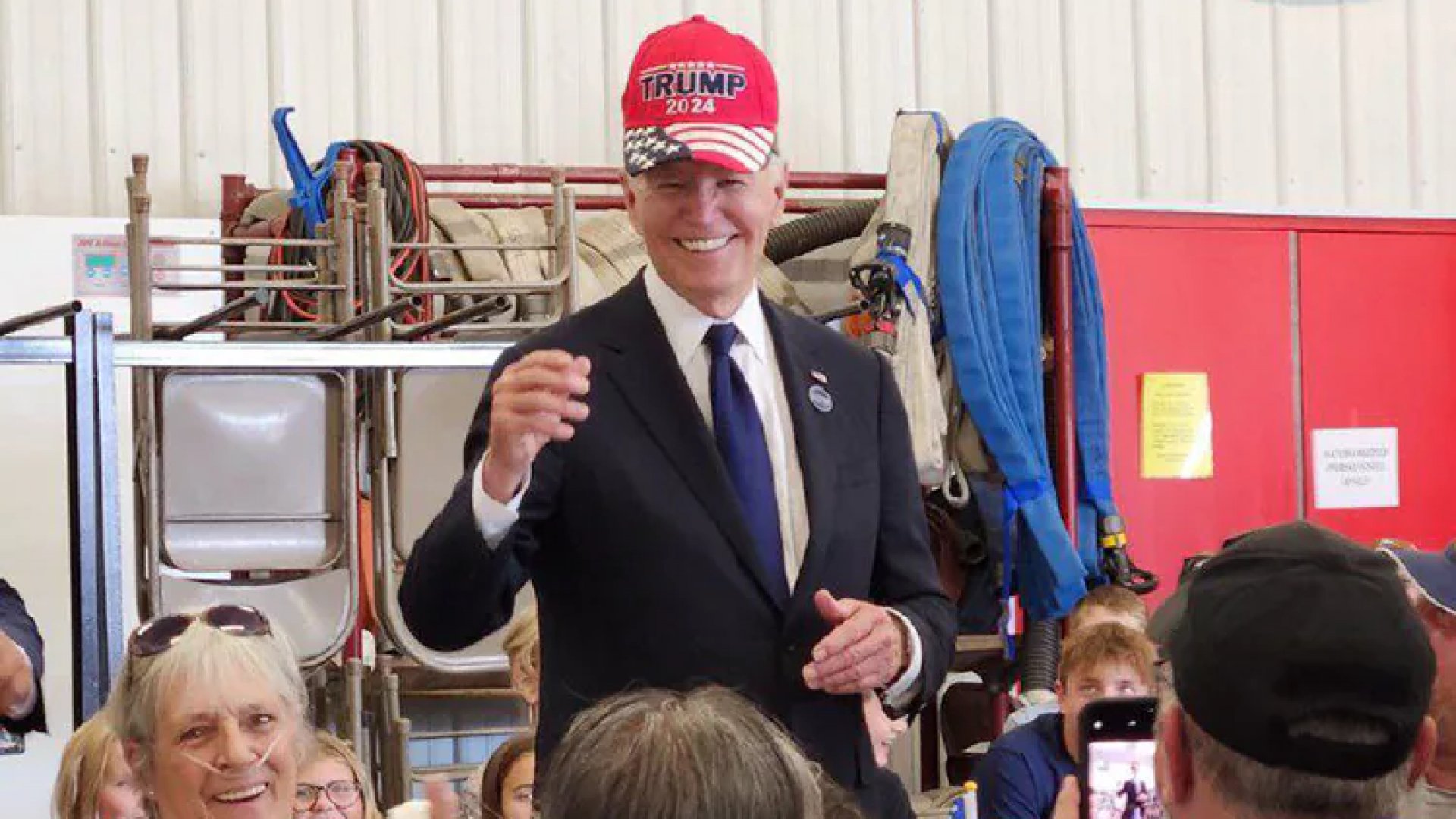 Joe Biden se pone gorra de campaña… ¡de Trump! | Video