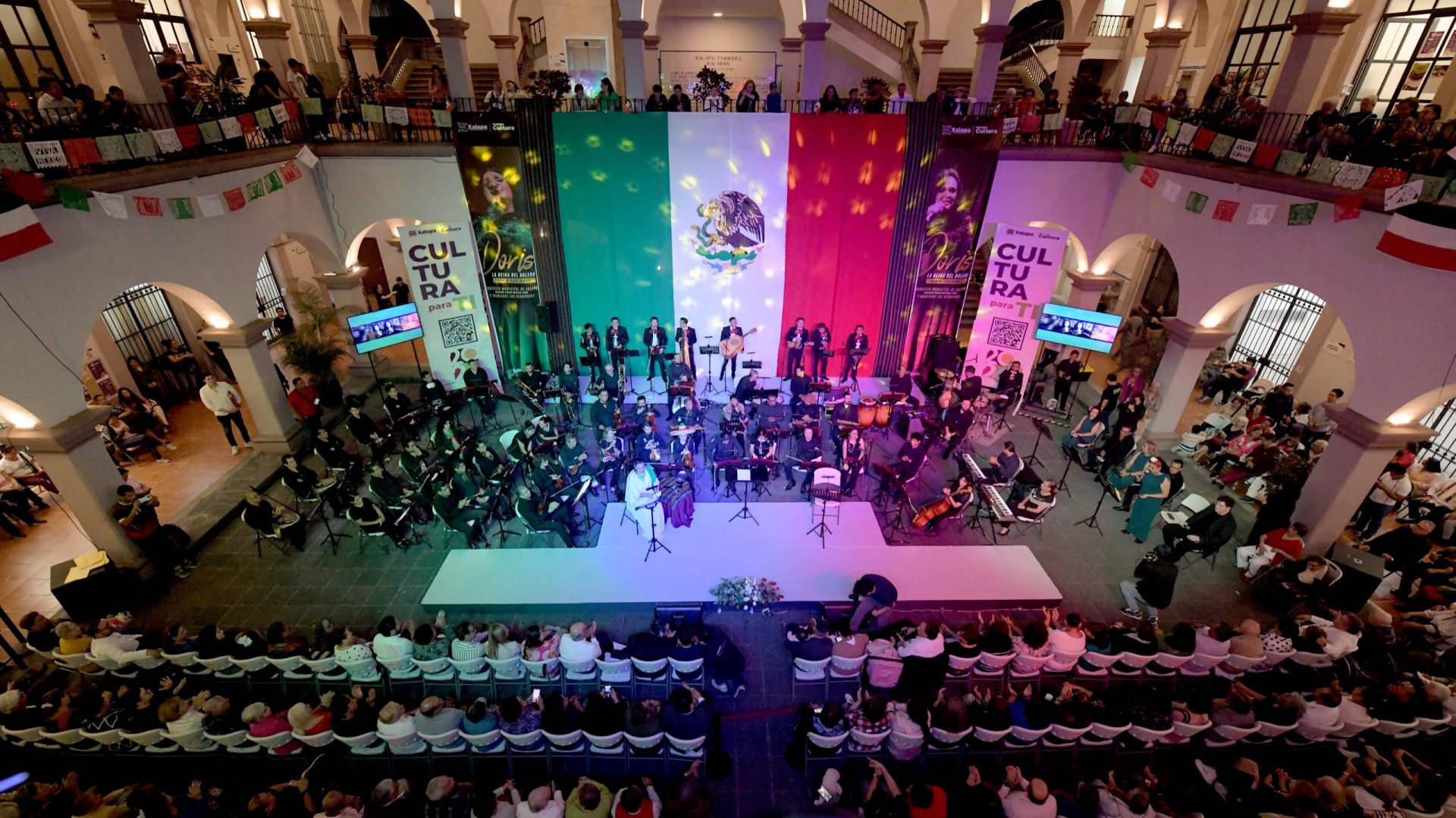 Noche de música y boleros en Palacio Municipal de Xalapa