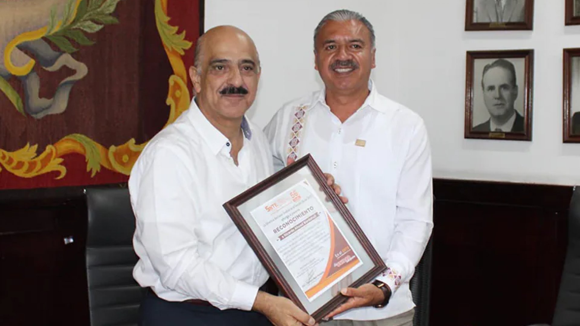 Entrega SNTE reconocimiento al alcalde Ricardo Ahued