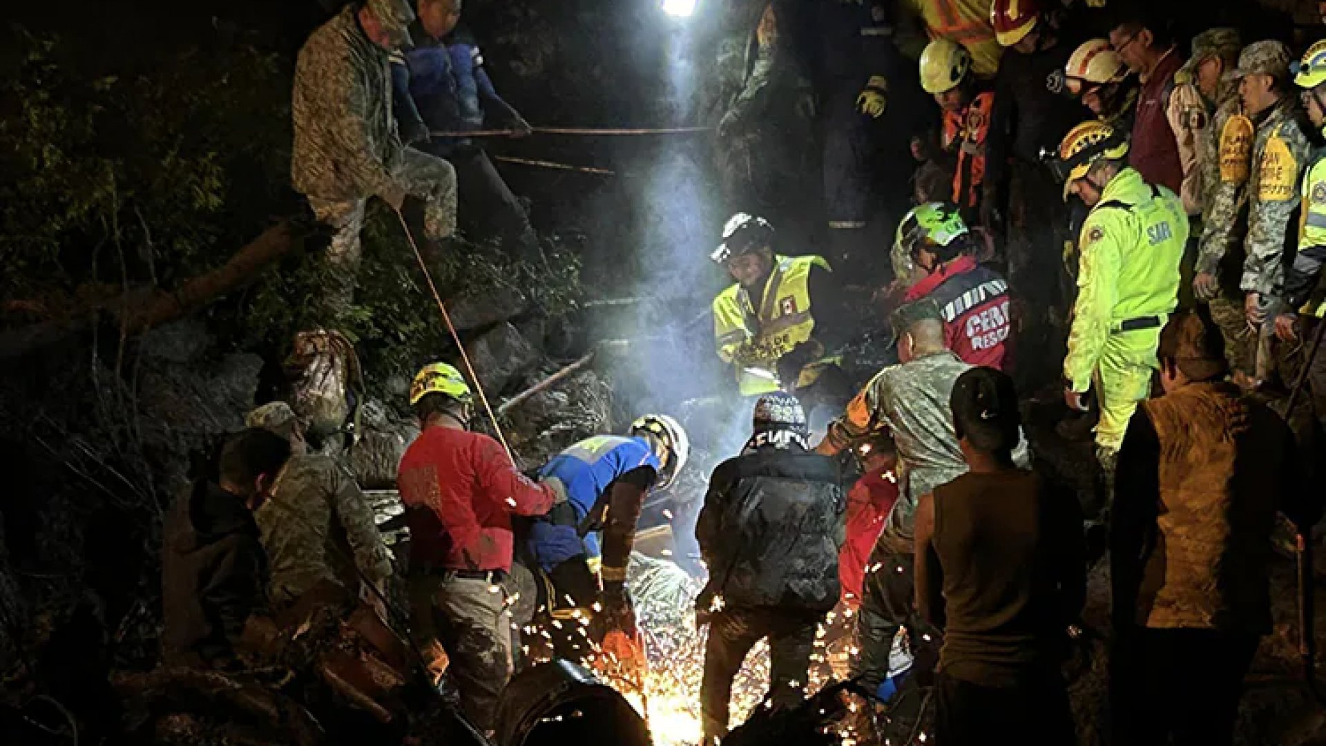 En Jilotzingo, Edomex, desgajamiento de cerro sepulta a bebé de tres meses