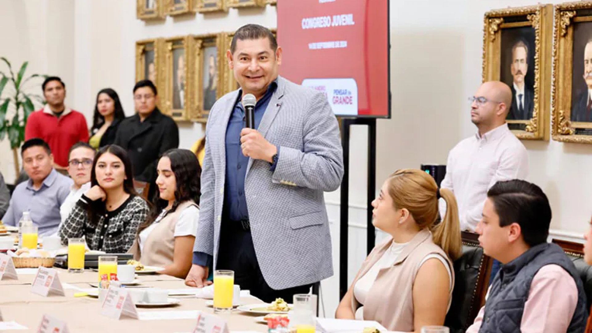 La juventud, clave en el futuro sostenible y tecnológico de Puebla: Armenta
