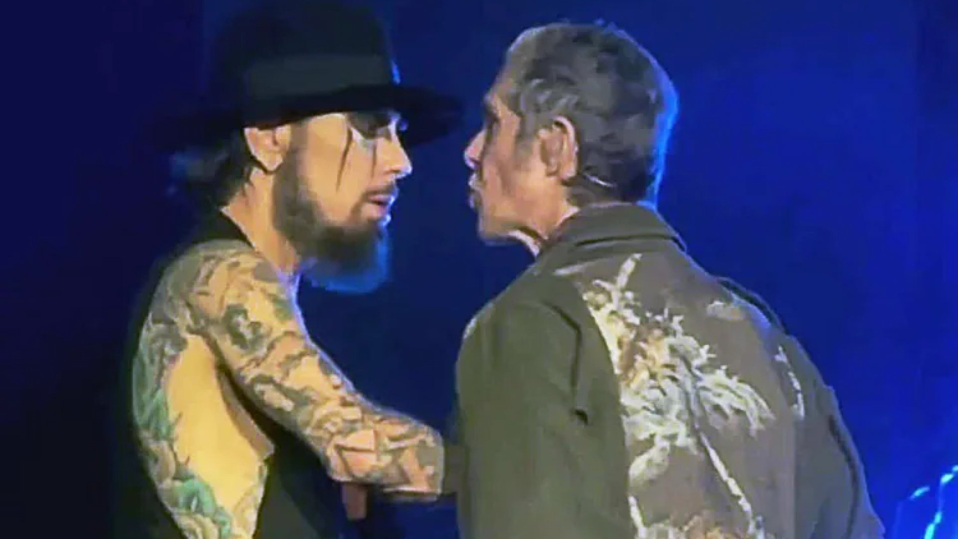 Vocalista de Jane’s Addiction golpea a Dave Navarro en pleno concierto | Video