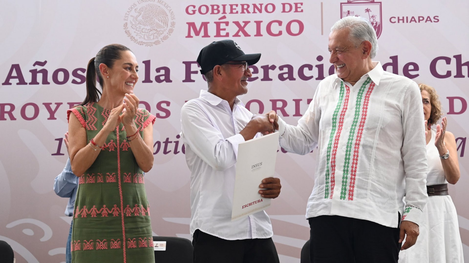 AMLO constata consolidación de proyectos de salud, educación, cultura y vivienda en Palenque, Chiapas