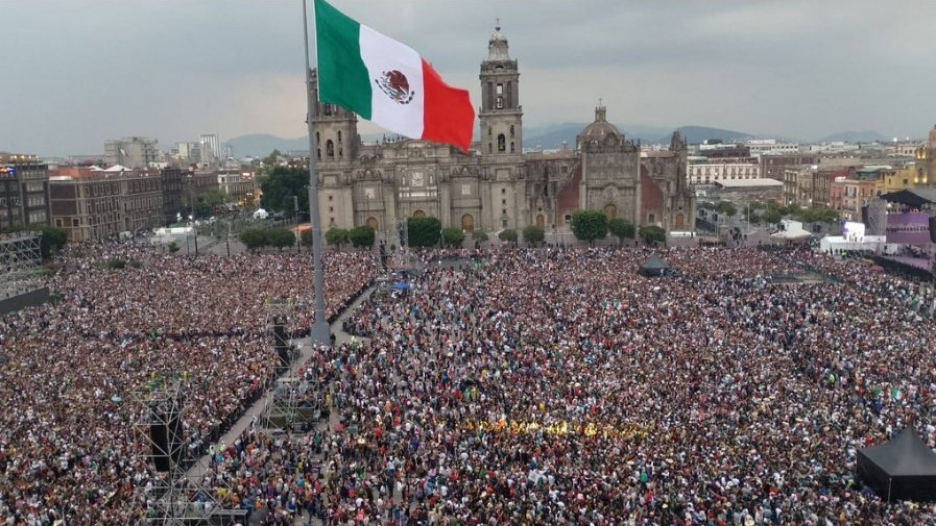 El zócalo está a reventar previo al grito de independencia