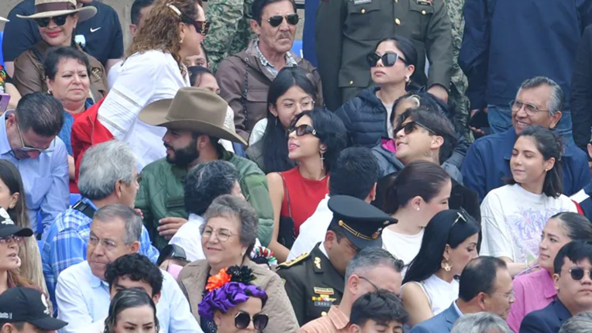 Captan a Ángela Aguilar y Nodal en desfile militar del 16 de septiembre, en CDMX