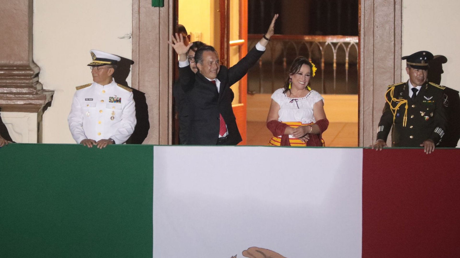 Asiste Rocío Nahle a ceremonia del Grito de Independencia en Palacio de Gobierno