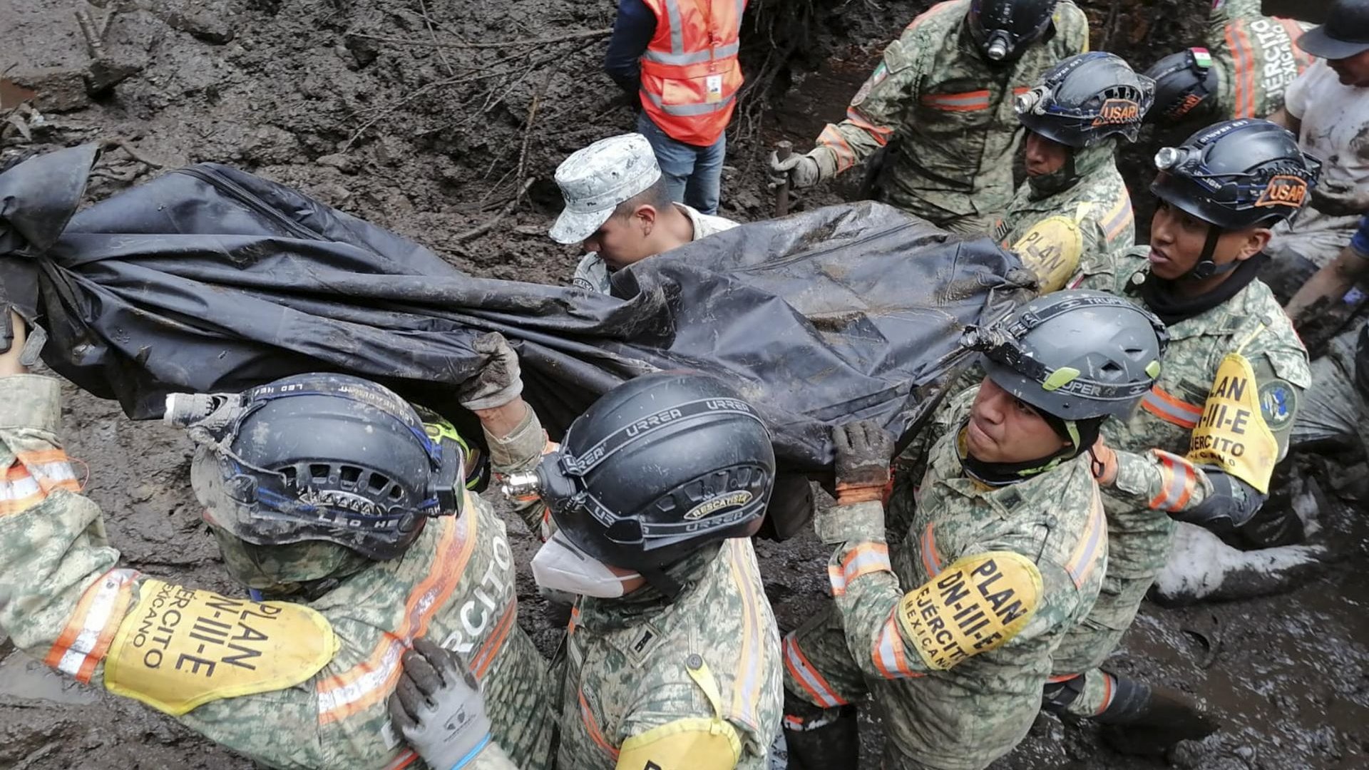 Resguardan en Naucalpan zona de deslave donde murieron seis personas