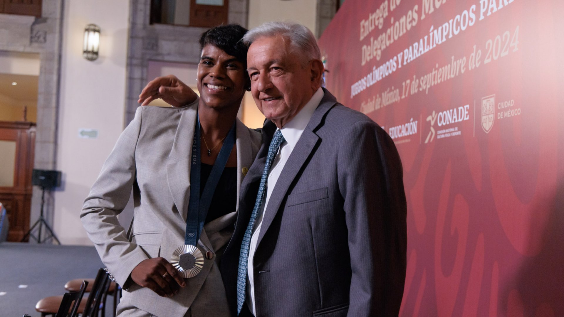 AMLO entregó apoyos económicos a participantes de los Juegos Olímpicos y Paralímpicos París 2024