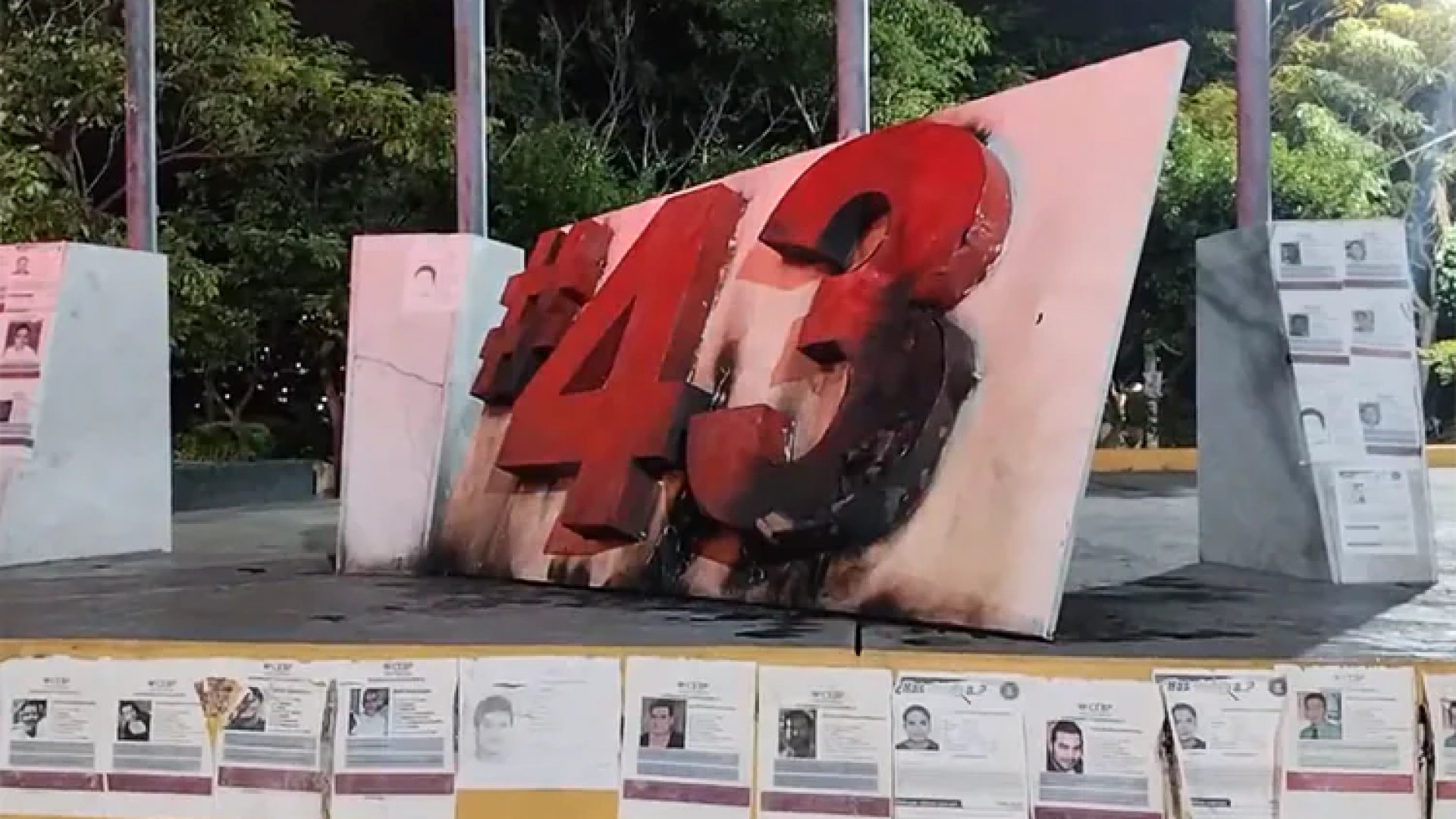Queman antimonumento de los 43 normalistas de Ayotzinapa