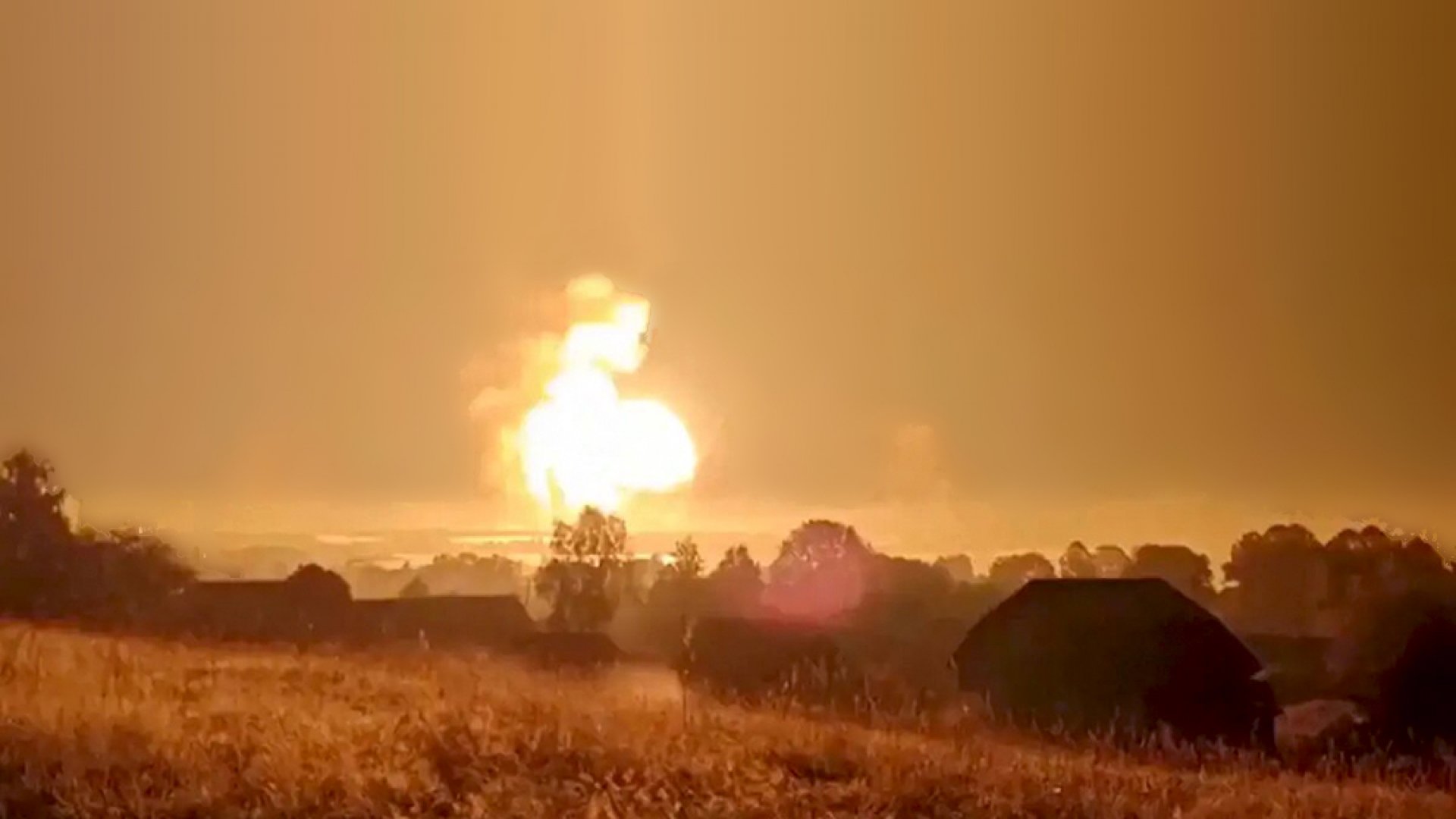 Ucrania da golpe y destruye enorme depósito de armas ruso