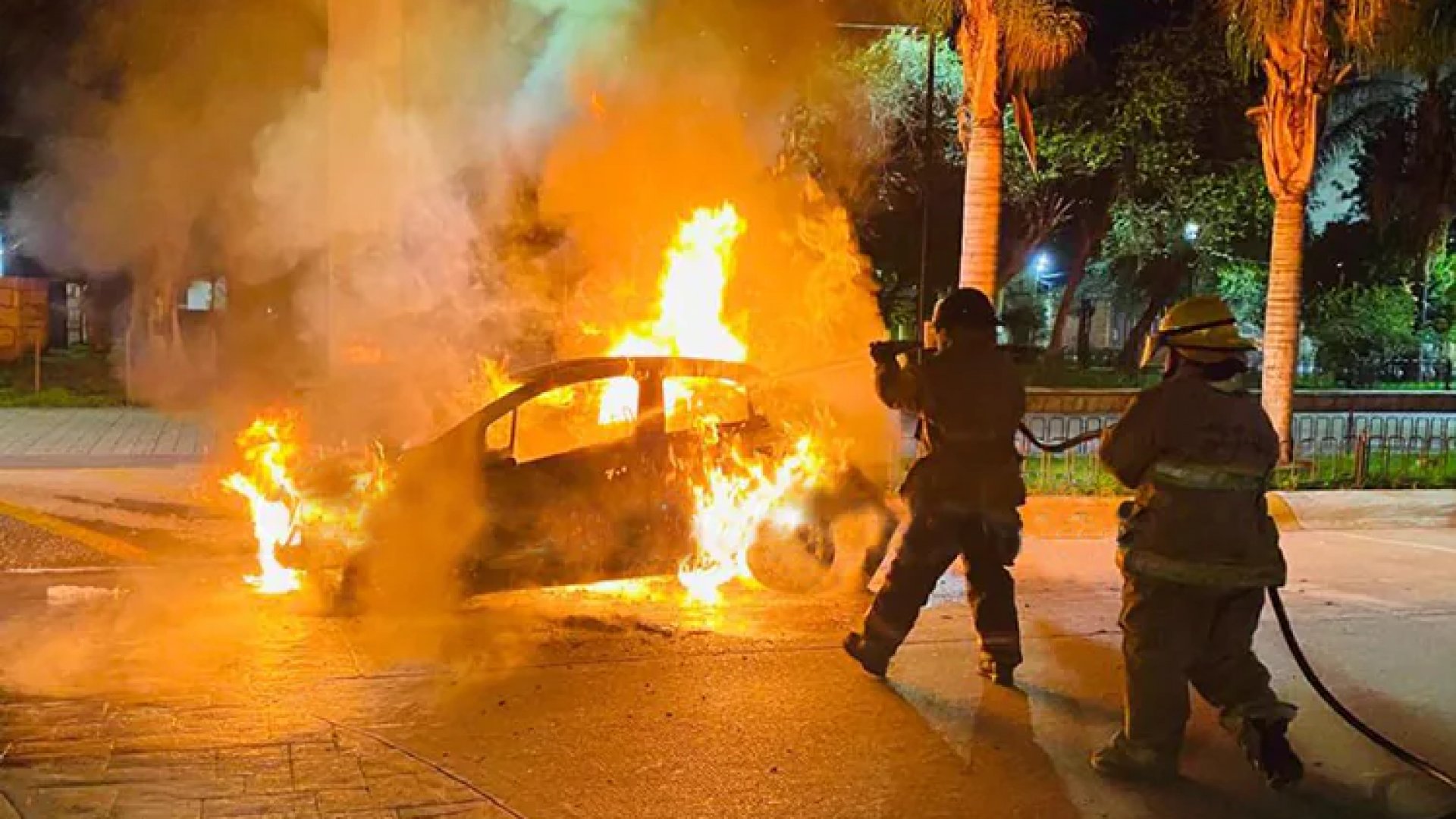 En Loreto, Zacatecas, incendian auto con dos personas adentro