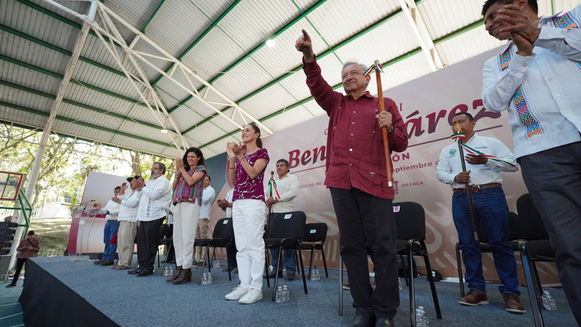 AMLO inaugura camino artesanal Benito Juárez en Oaxaca
