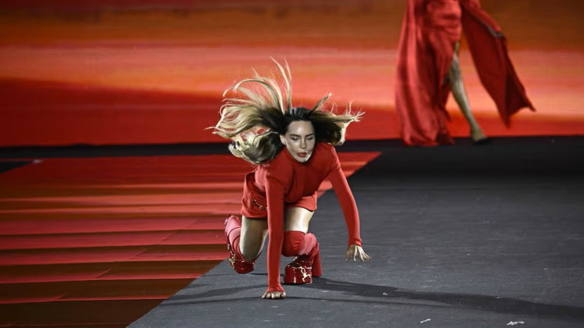 Belinda sufre aparatosa caída en desfile de L’Oréal en París