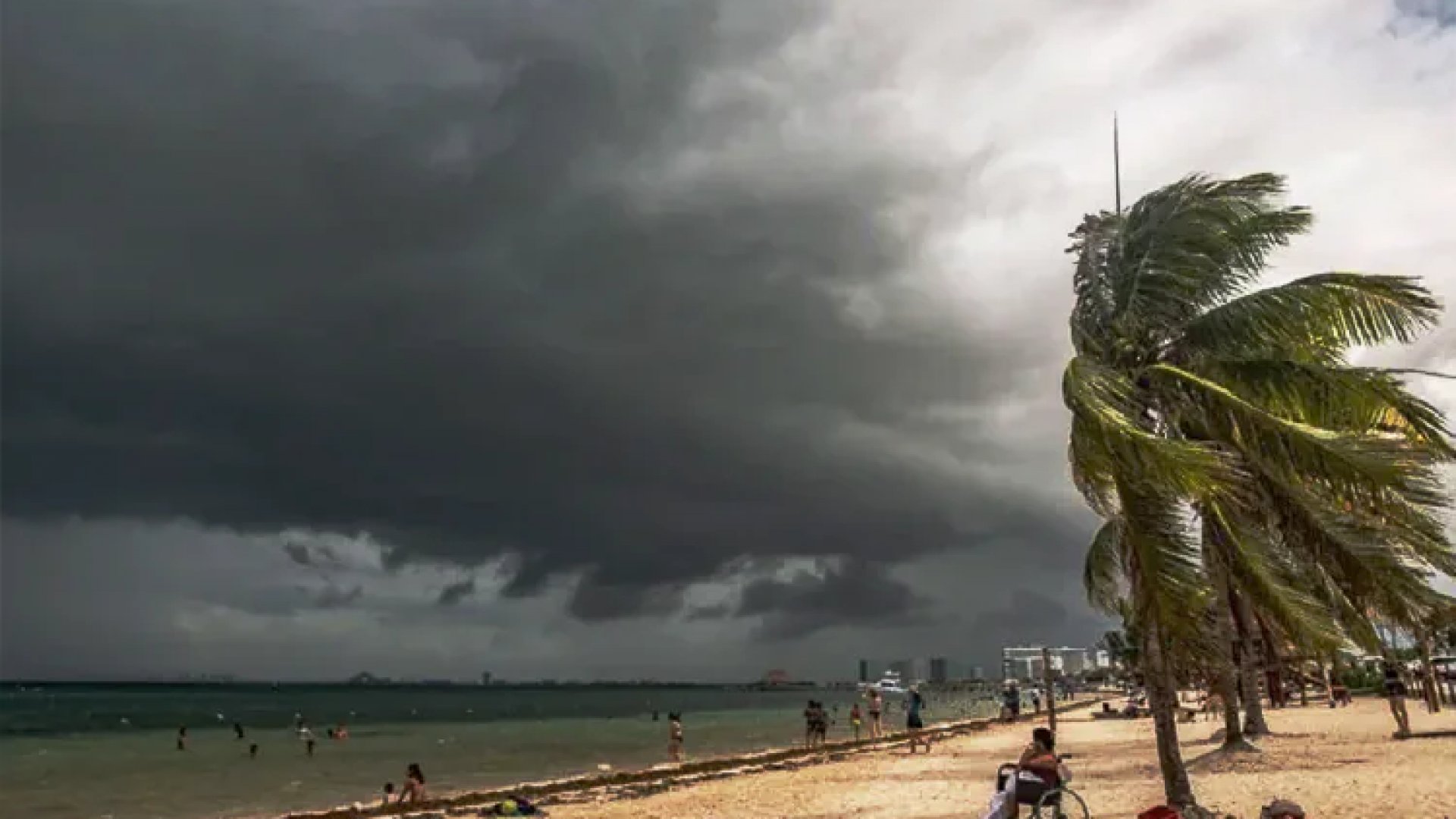 Se forma tormenta tropical Helene frente a Quintana Roo; avanza hacia Yucatán