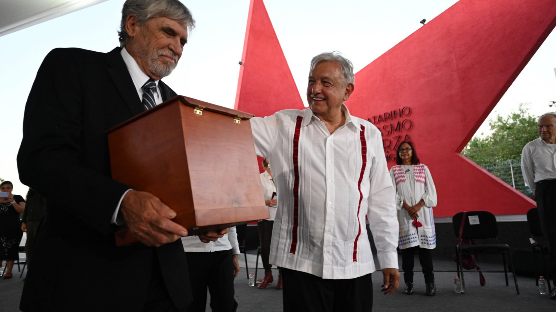 AMLO constata depósito de restos del revolucionario Catarino Garza Rodríguez