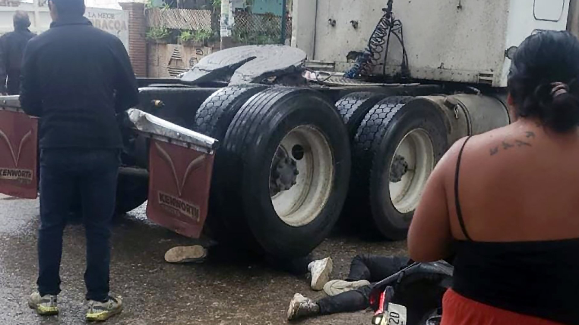 Una pareja de motociclistas fueron atropellados por un tracto camión