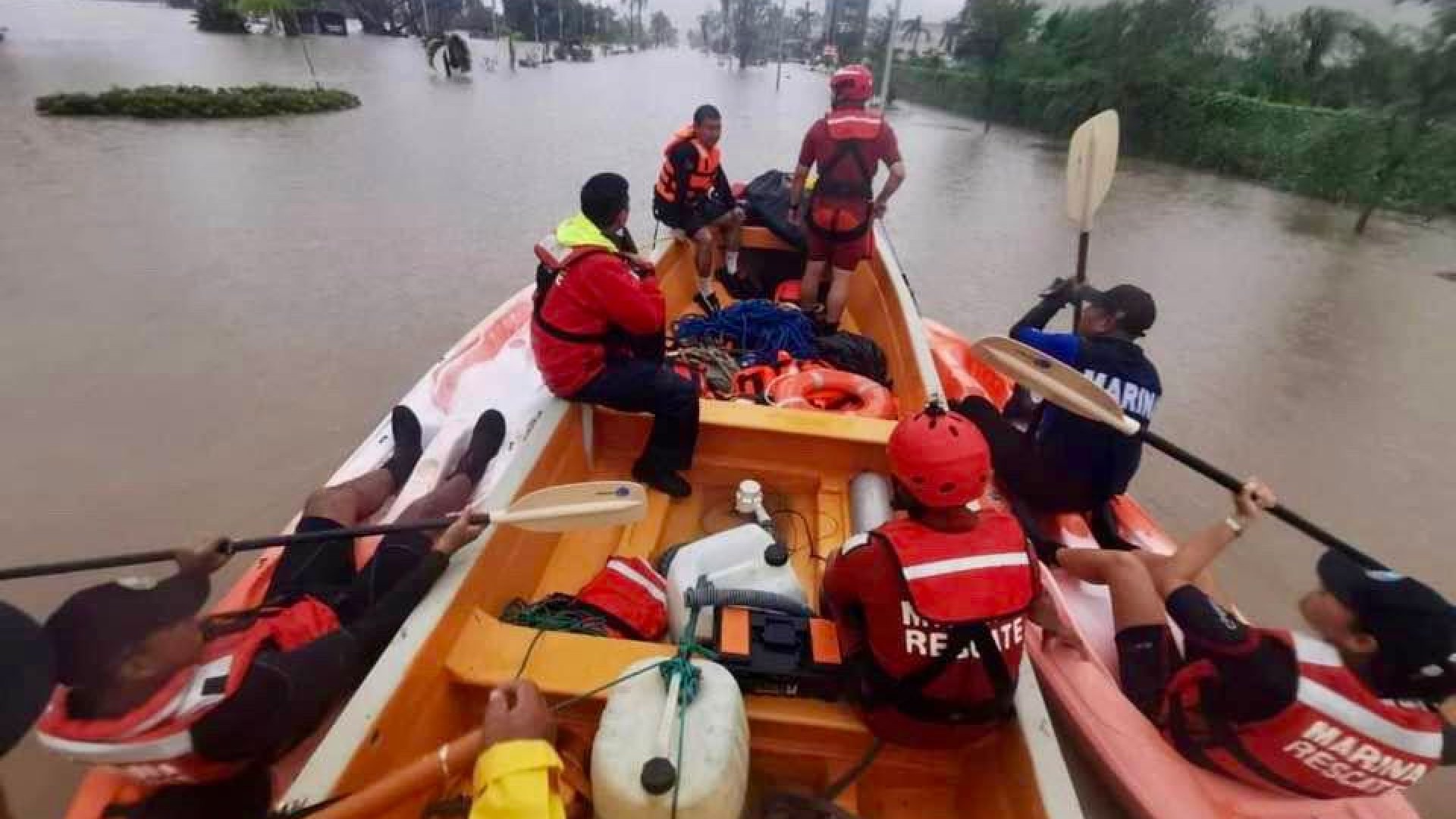 Huracán John recupera fuerza en el Pacífico cerca de México