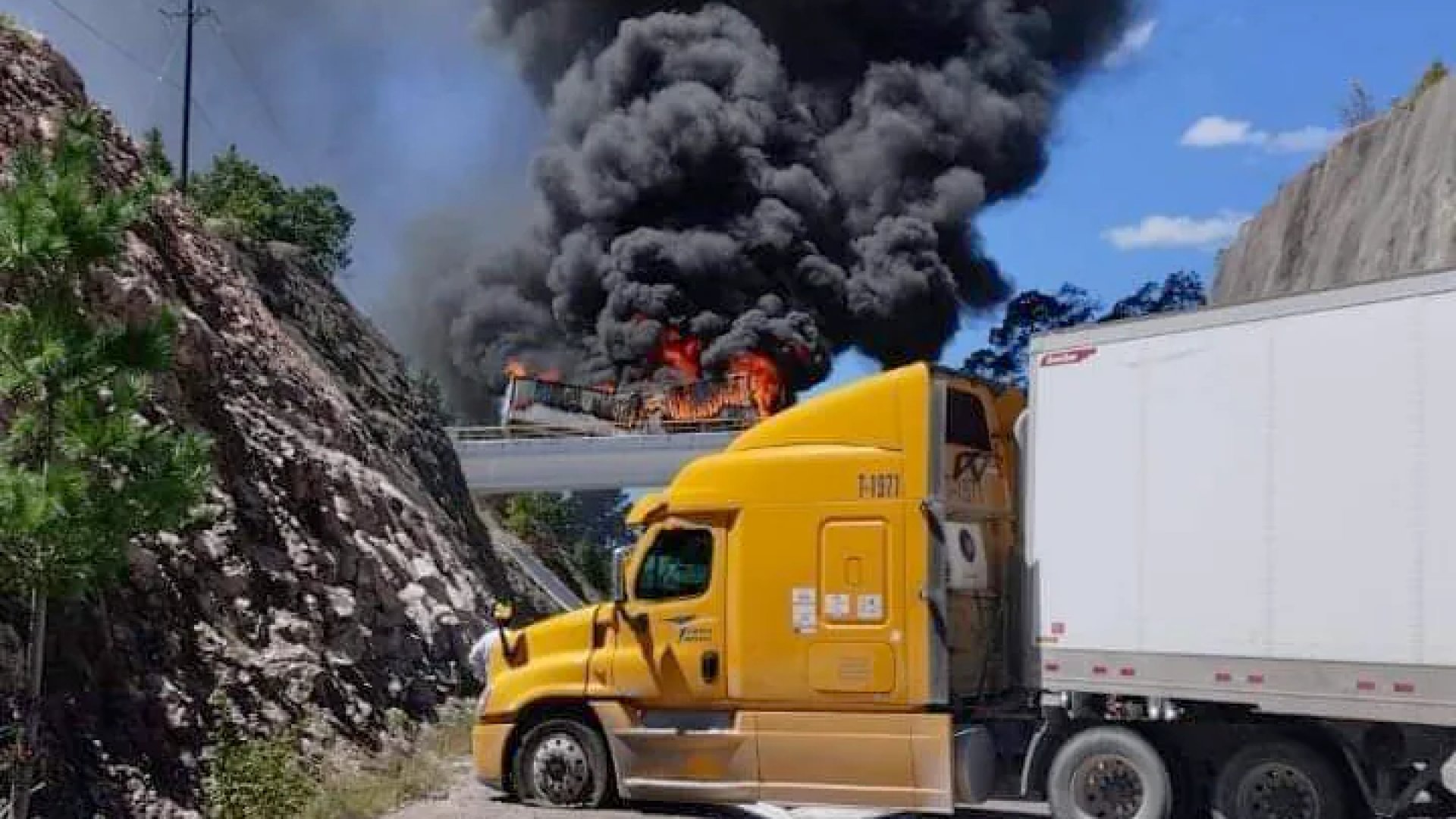 Continúa violencia en Sinaloa: Tiroteos y bloqueos en carreteras dejan 14 muertos