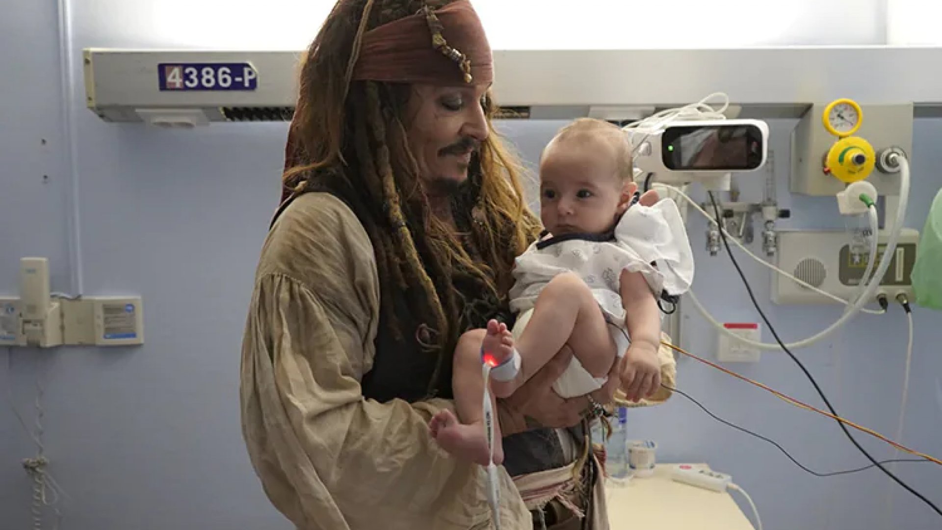 Johnny Depp alegra a niños con cáncer en hospital de España vestido como Jack Sparrow