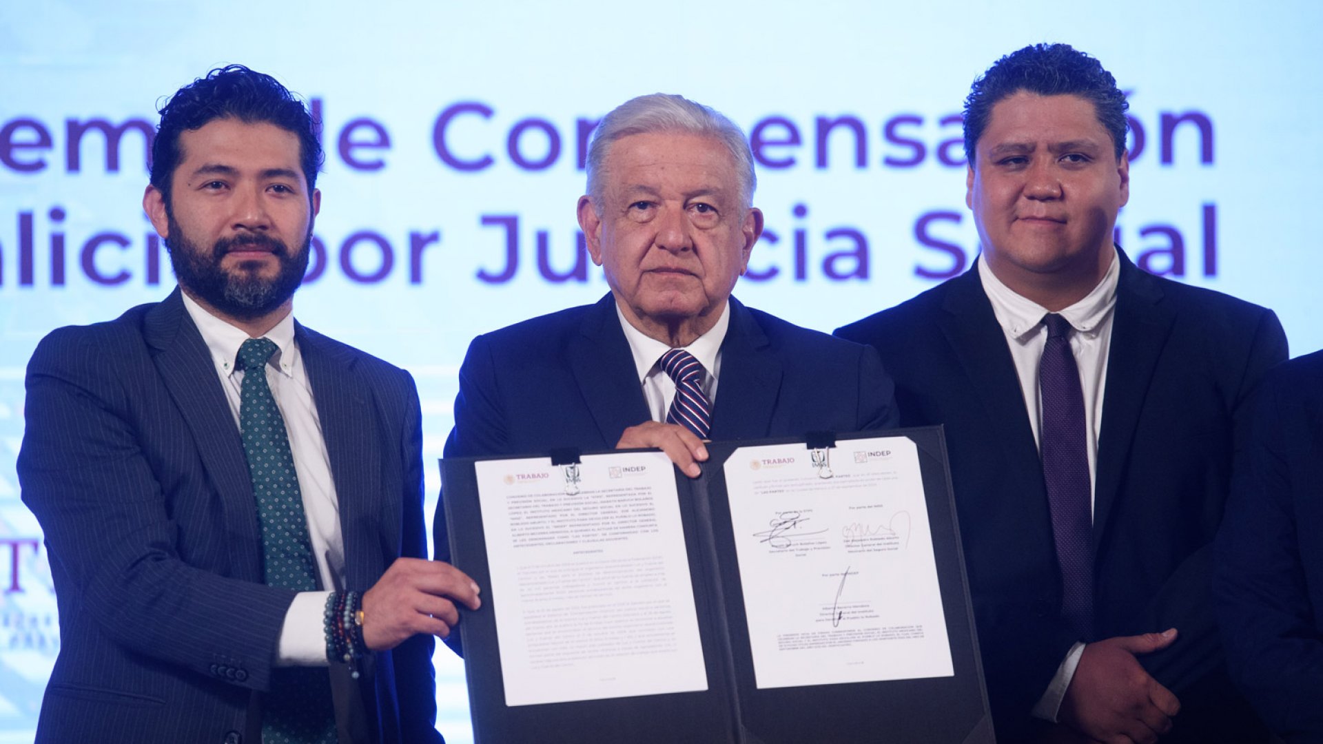 AMLO firma acuerdo de compensación vitalicia para el Sindicato Mexicano de Electricistas