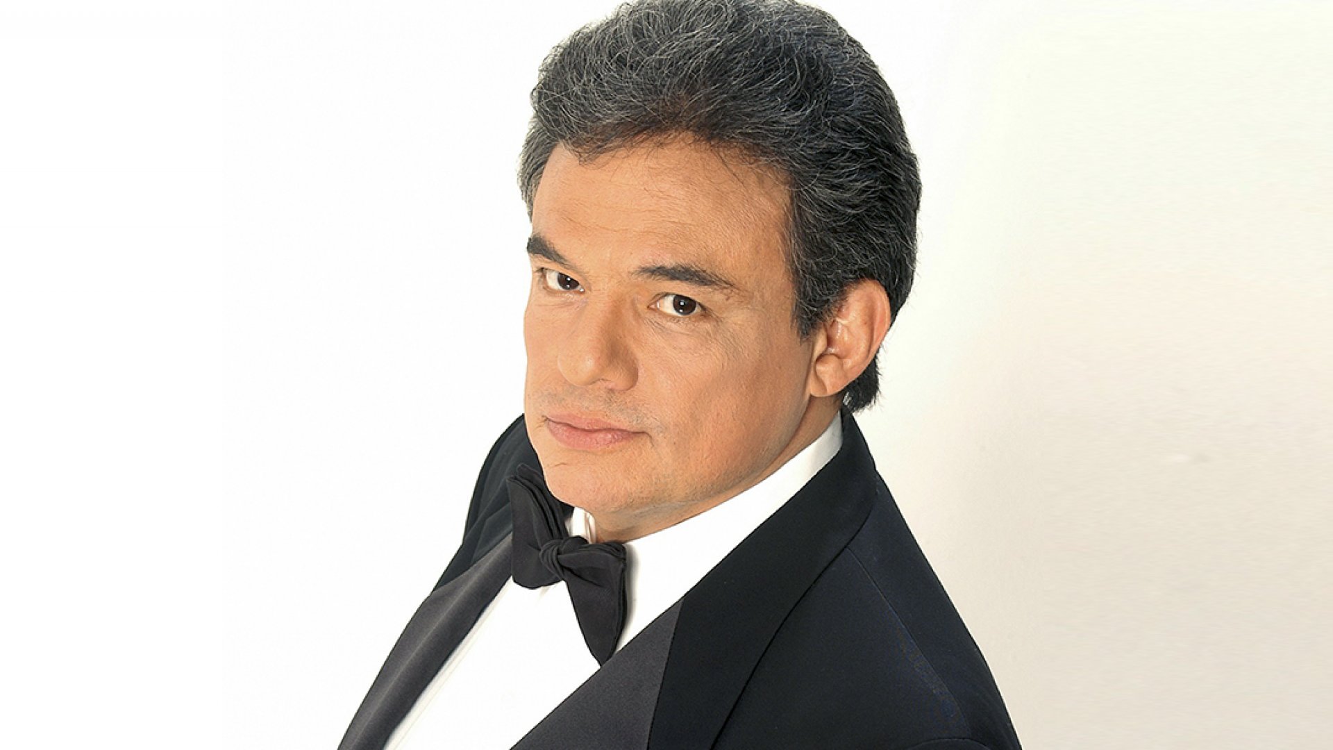 Escucha "Ya no pienso en ti", una canción inédita de José José 