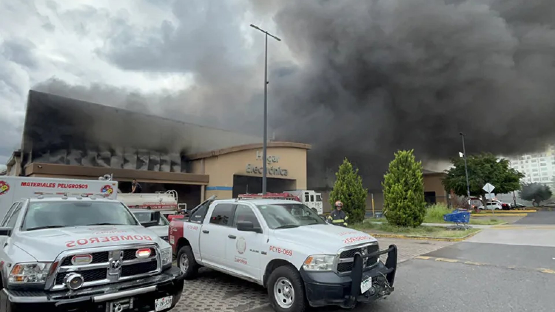 Supermercado en Zapopan, Jalisco, arde en llamas
