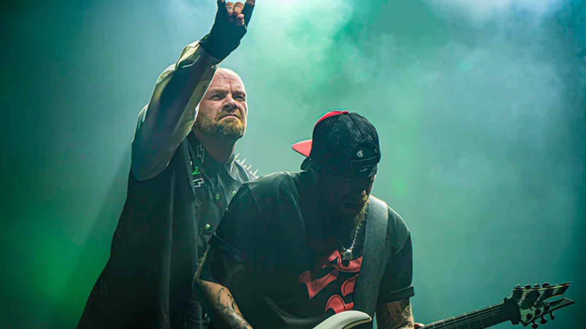 Vocalista de Five Finger Death Punch se fractura costilla; no le abrirán a Metallica