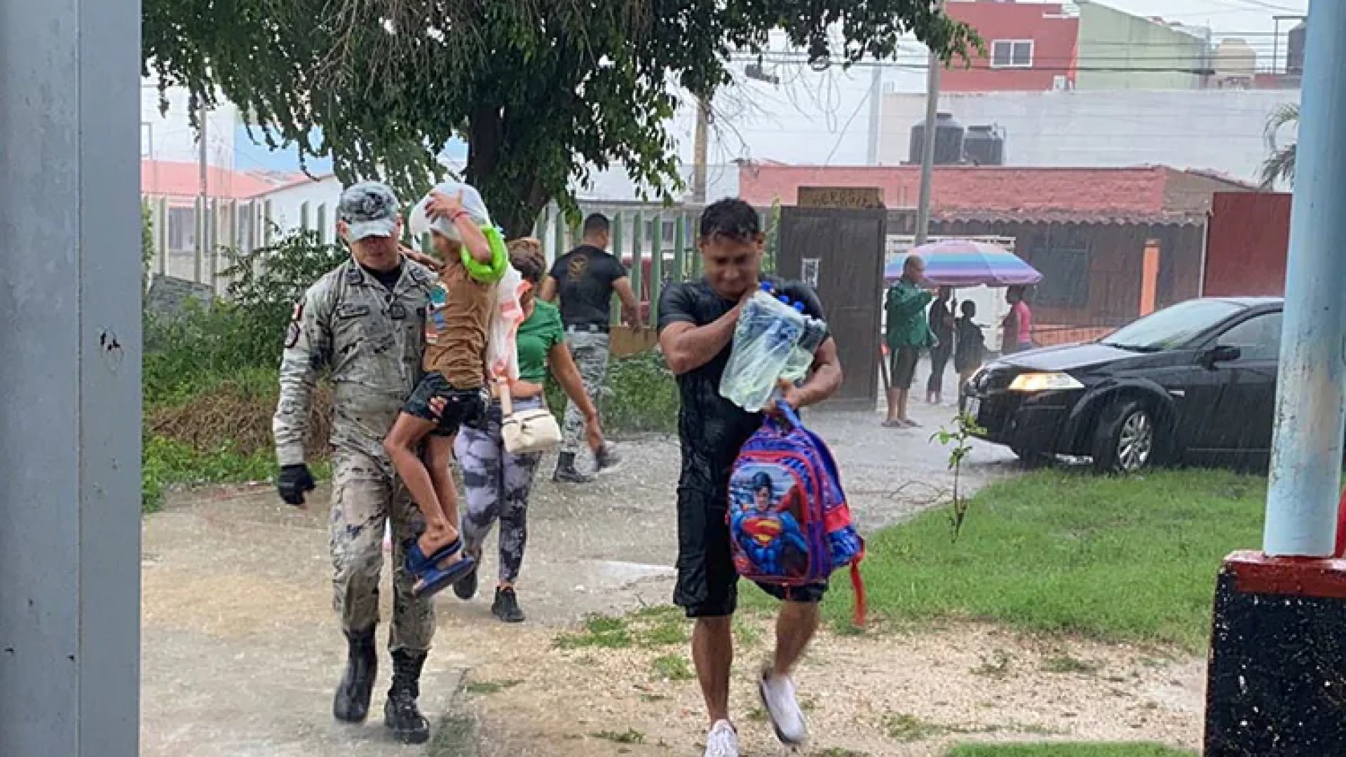 Rescate en Acapulco continúa; hay cientos en albergues y 15 muertos