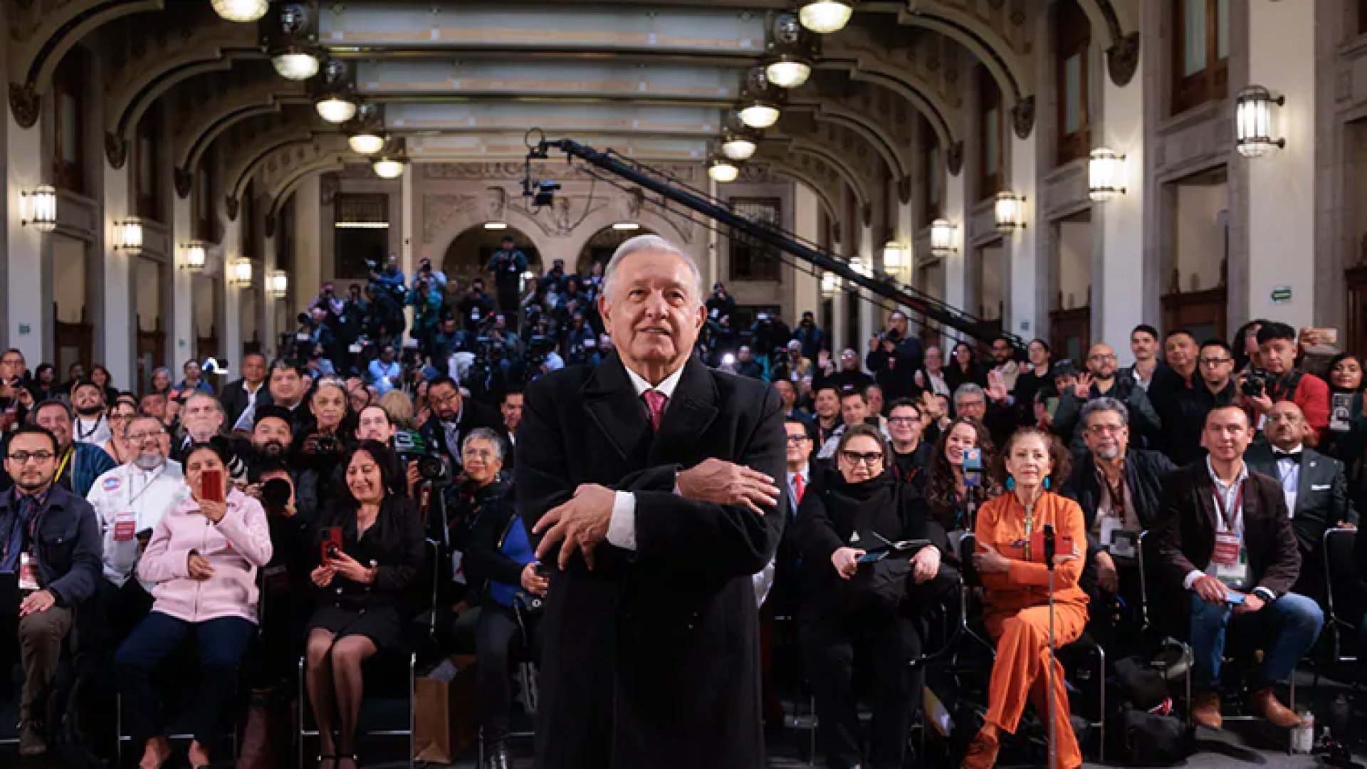 El presidente AMLO llora en su última Mañanera
