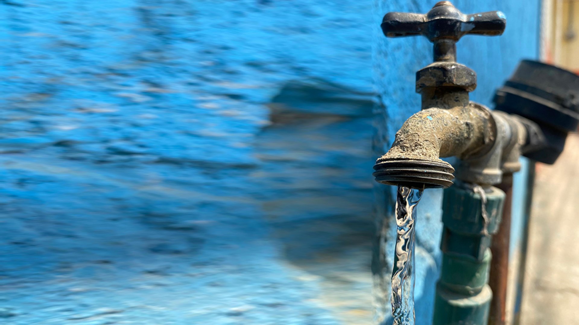 Por reparación de fugas, servicio de agua está limitado