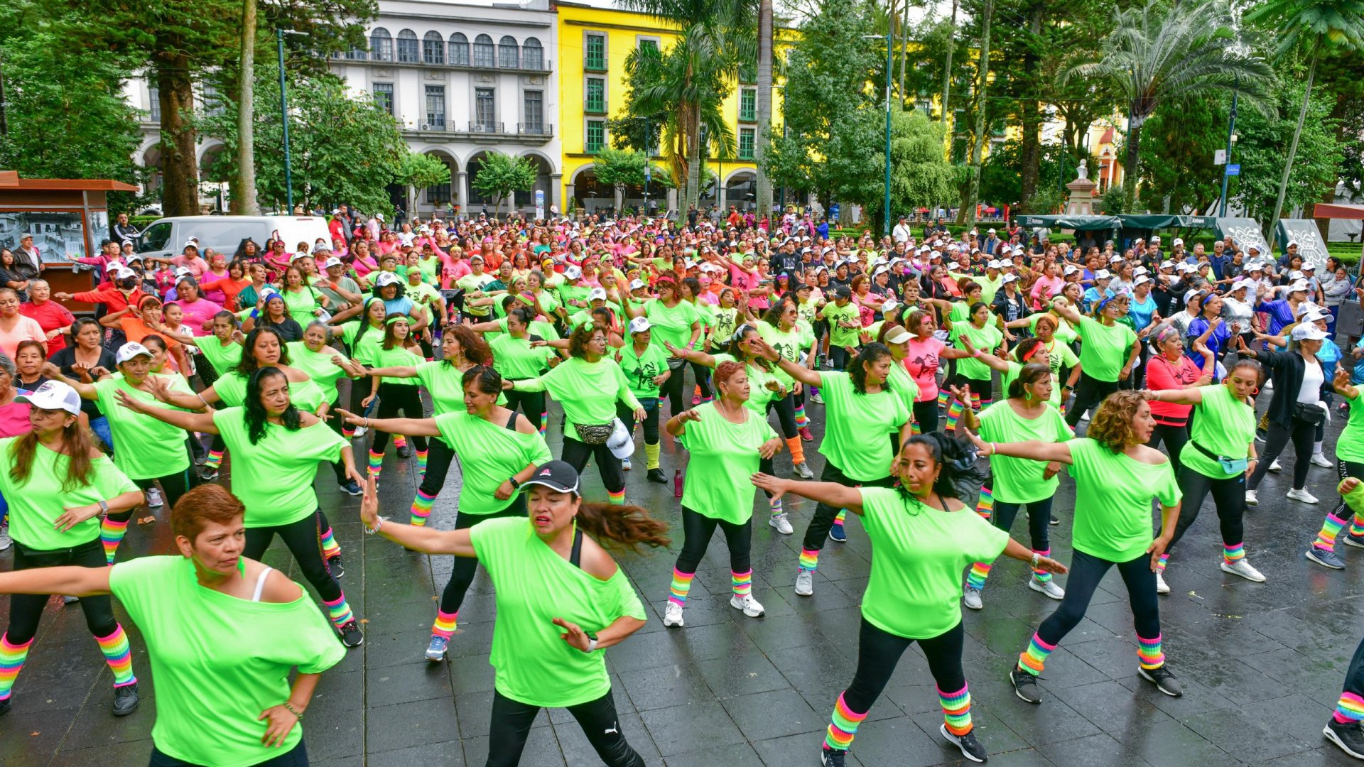 Rutina masiva de zumba en el parque Juárez