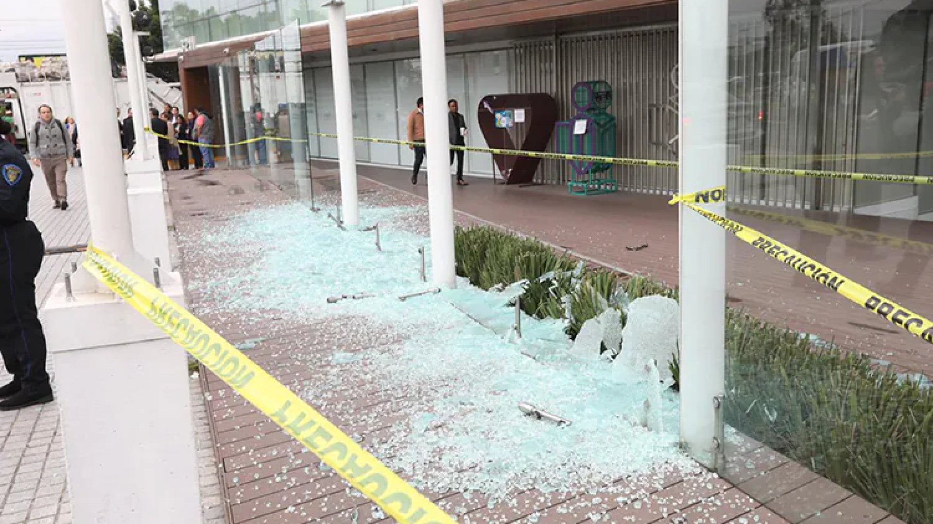 Destruyen fachada del INAI; Sheinbaum pide investigar el ataque