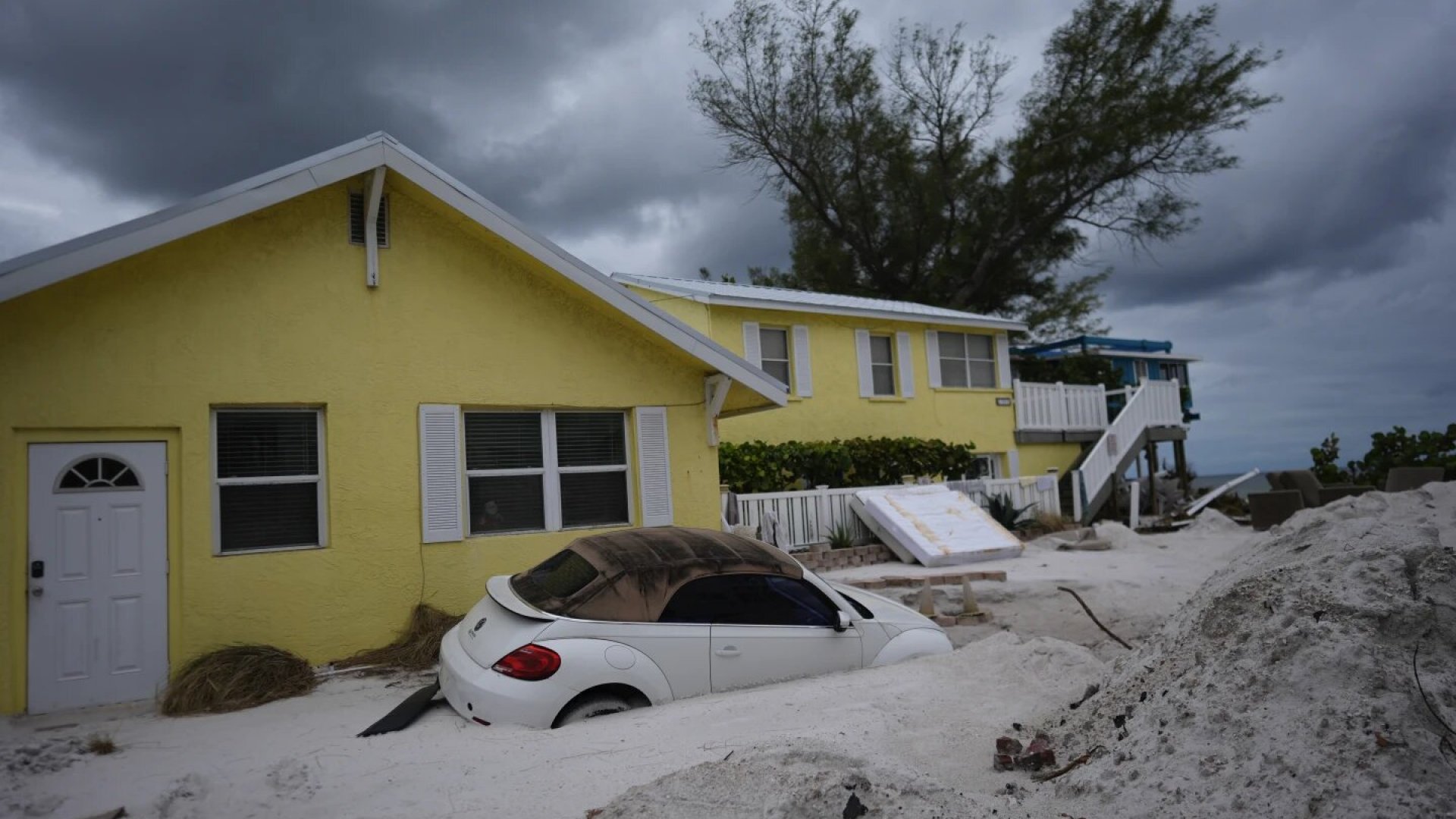 Huracán Milton: Fuertes vientos, lluvias y tornados azotan la costa oeste de Florida