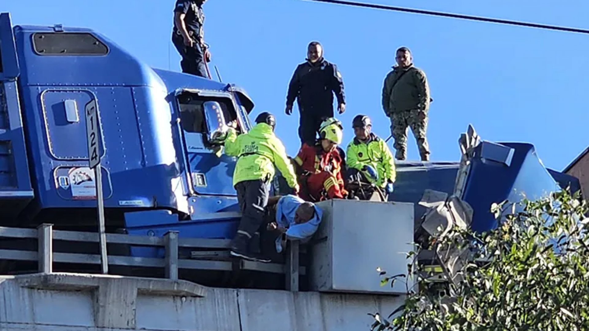 Choque en la México-Puebla deja a conductor prensado, a punto de caer al vacío