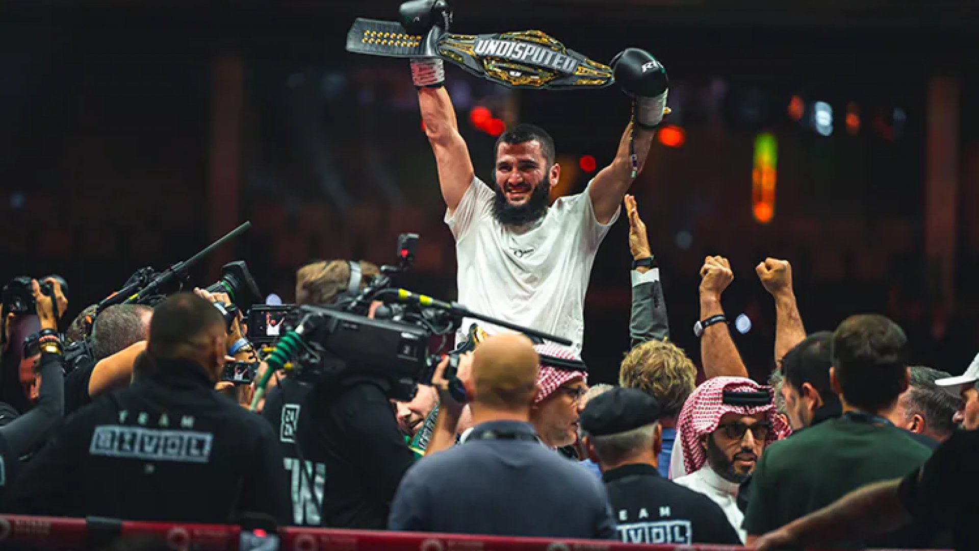 Beterbiev se corona semipesado indiscutido tras vencer a Bivol
