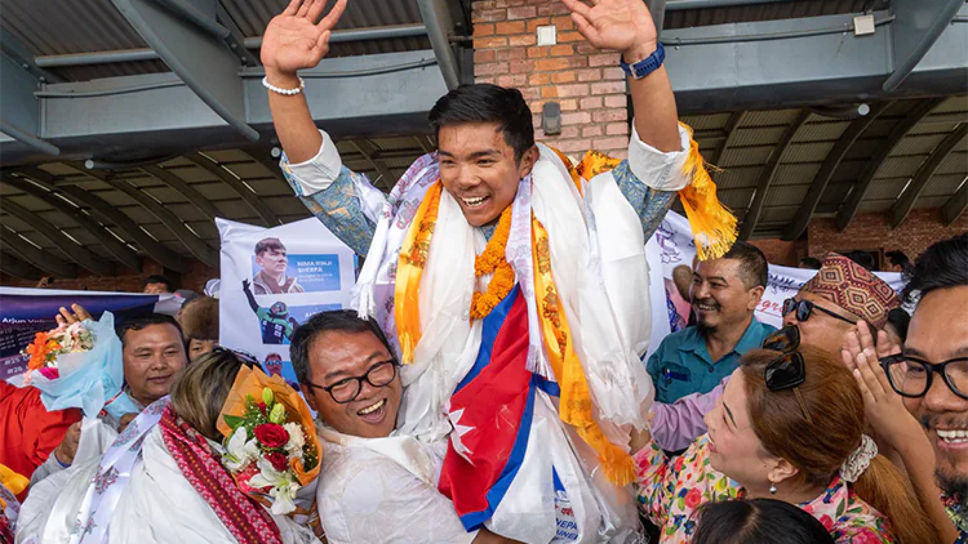 Alpinista nepalí de 18 años rompe récord al dominar los 14 picos más altos del mundo