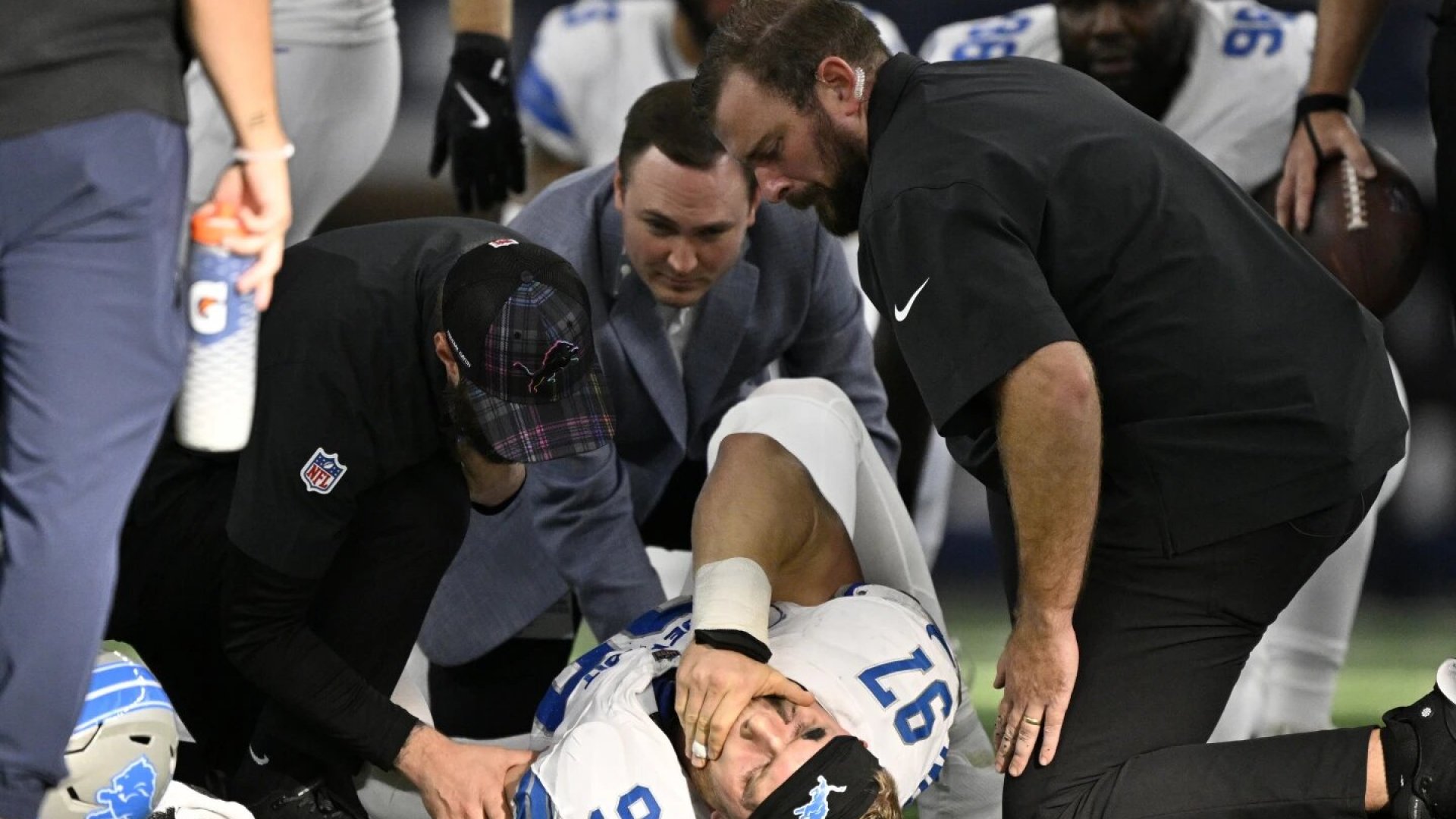 Terrible lesión de Aidan Hutchinson en el Dallas vs. Detroit