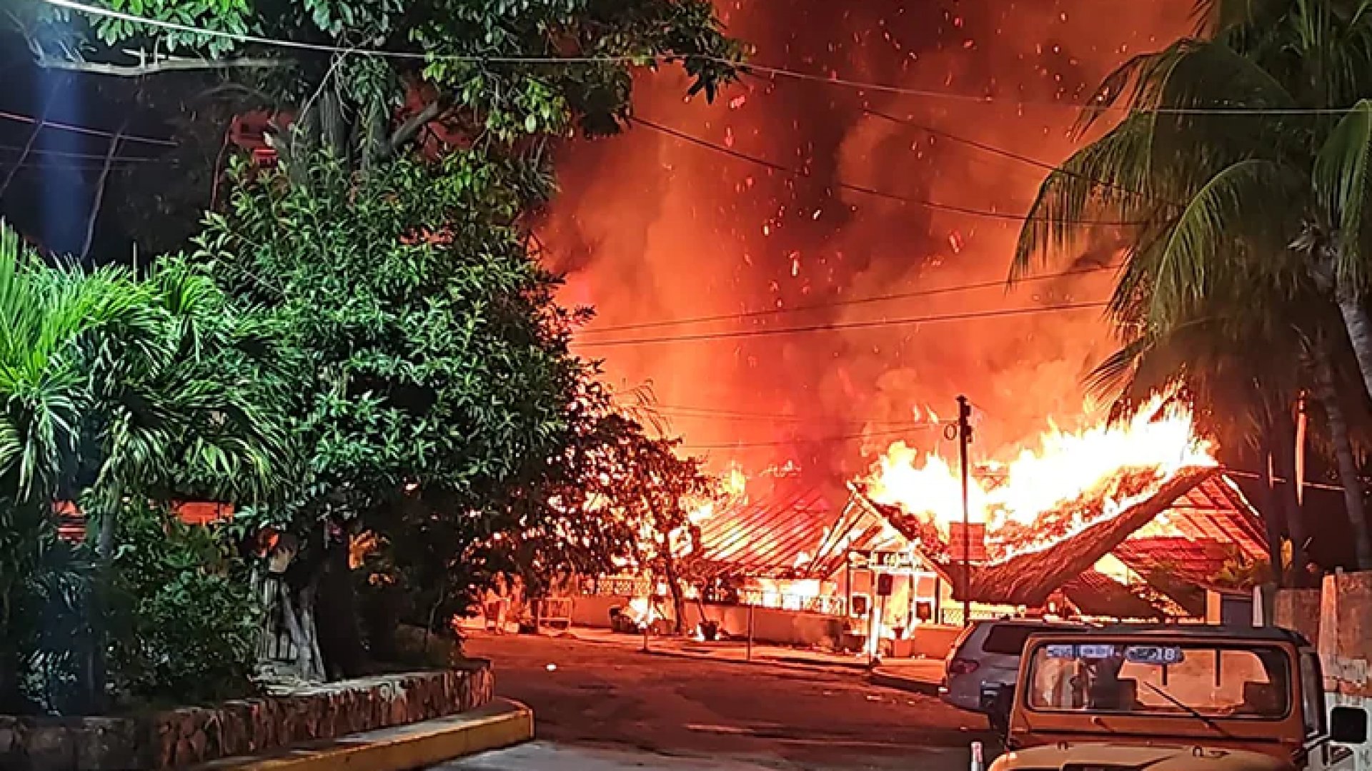 Incendio consume restaurante La Cabaña, en playa de Acapulco