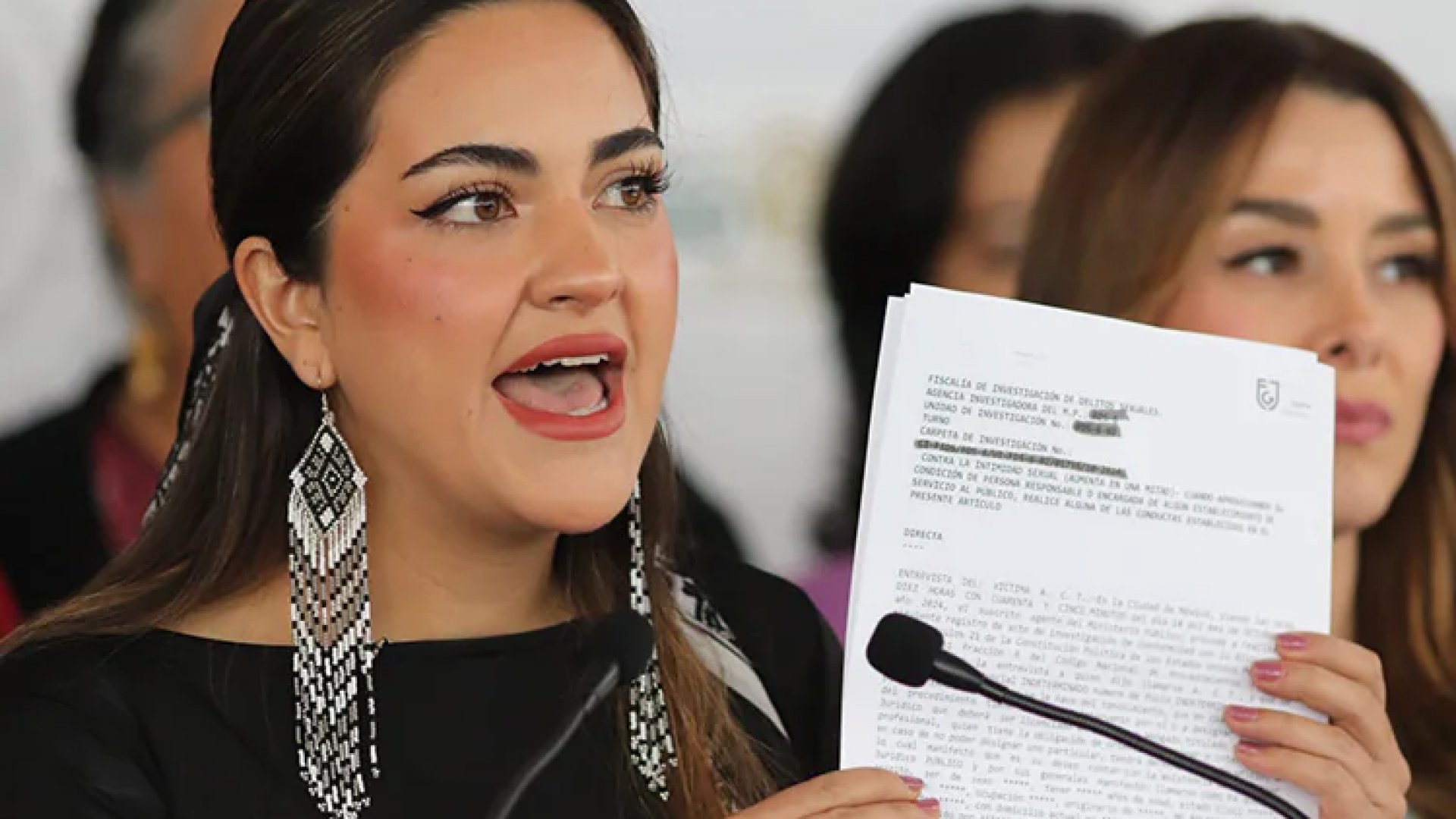 Andrea Chávez demanda a caricaturista por divulgar imagen suya alterada con IA