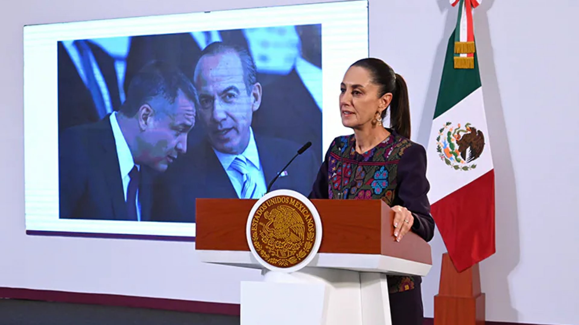 Cómo tiene el cinismo: Sheinbaum arremete contra Calderón por deslindarse de García Luna