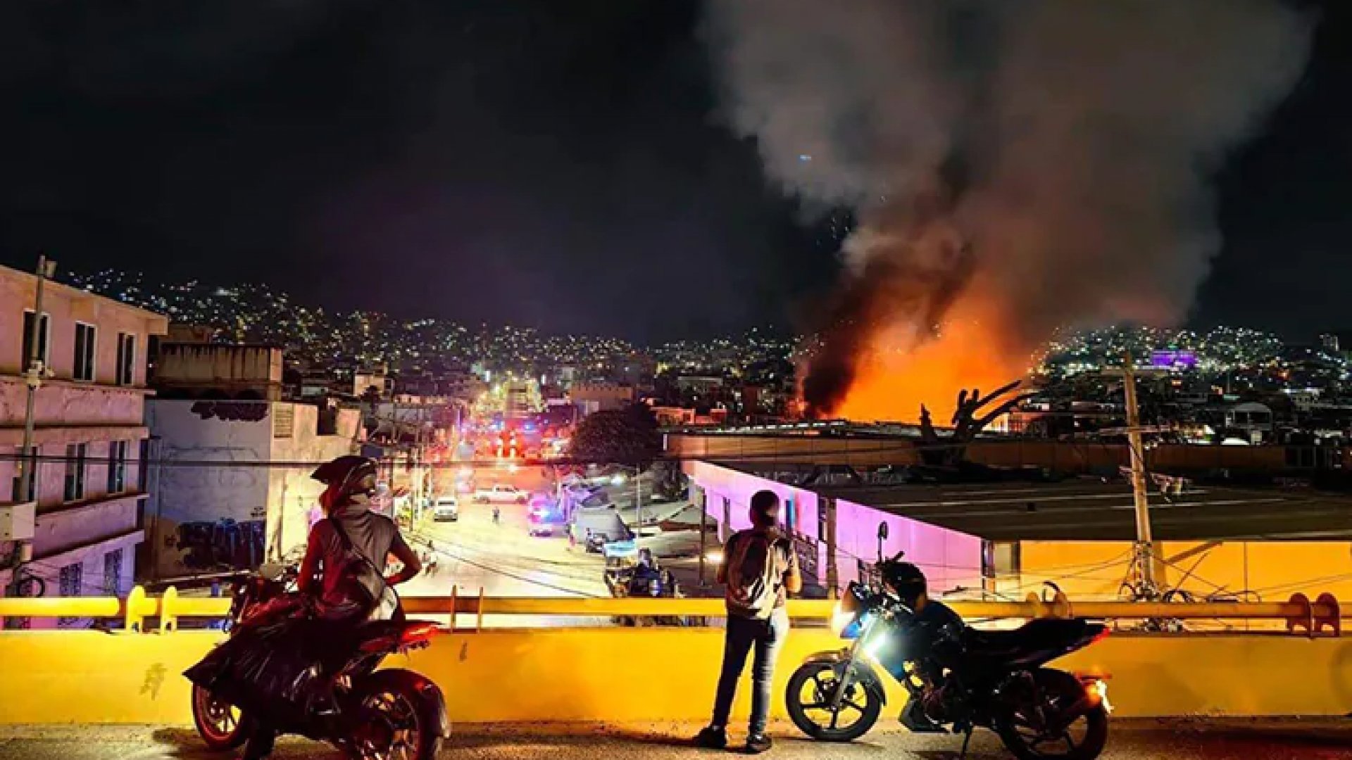 Incendio en Mercado Central de Acapulco consume 25 locales