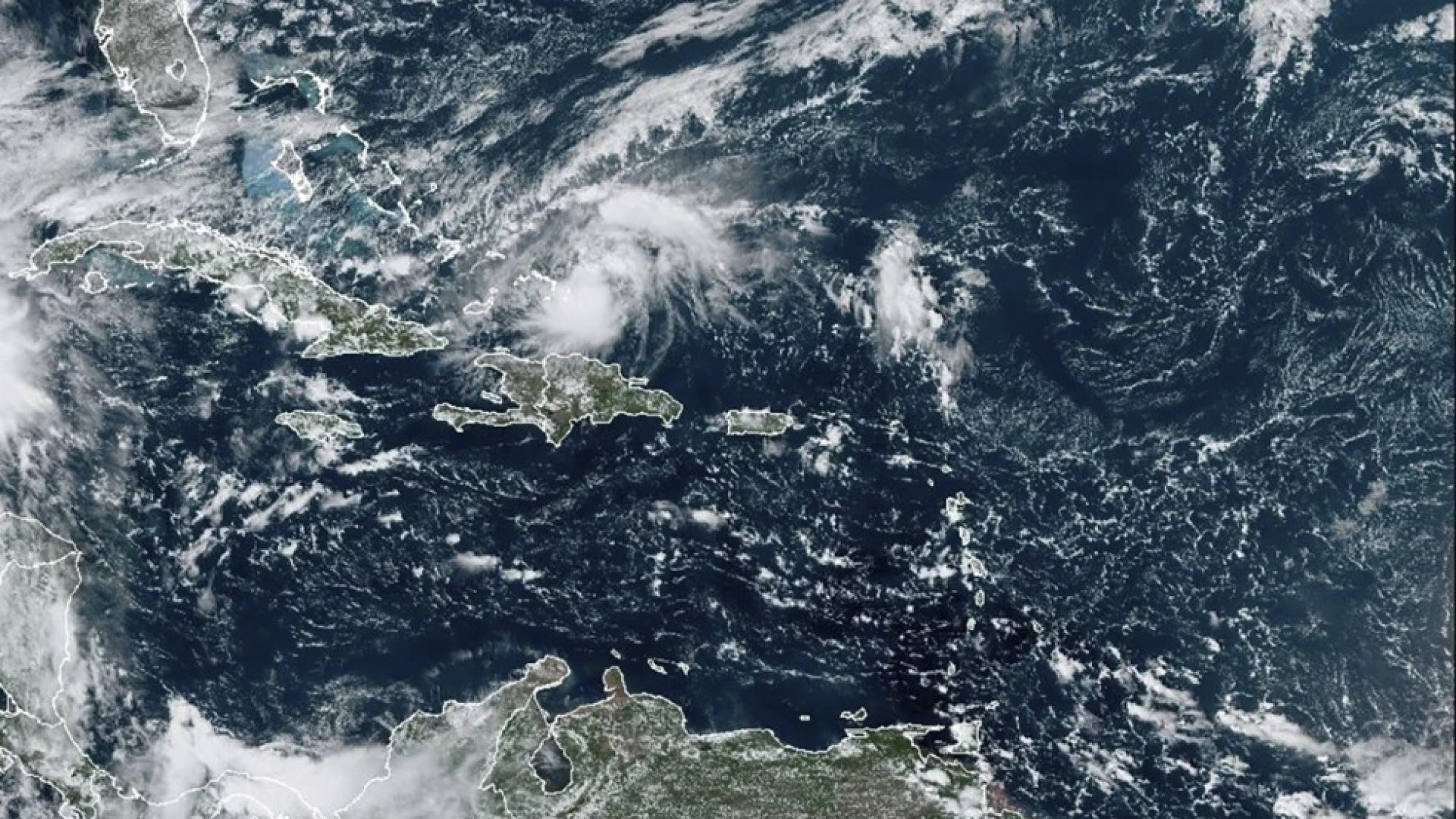 Huracán Oscar toca tierra en Bahamas y se dirige hacia Cuba