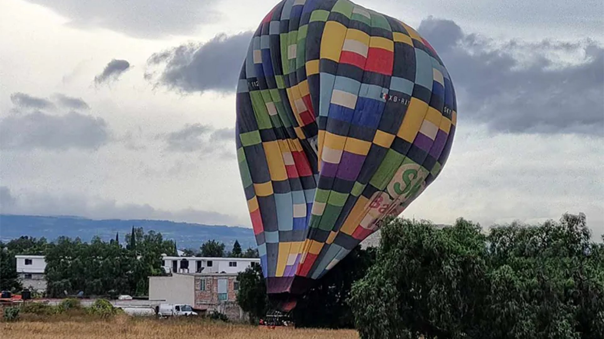 Tres globos aerostáticos aterrizan de emergencia en Acolman, Edomex