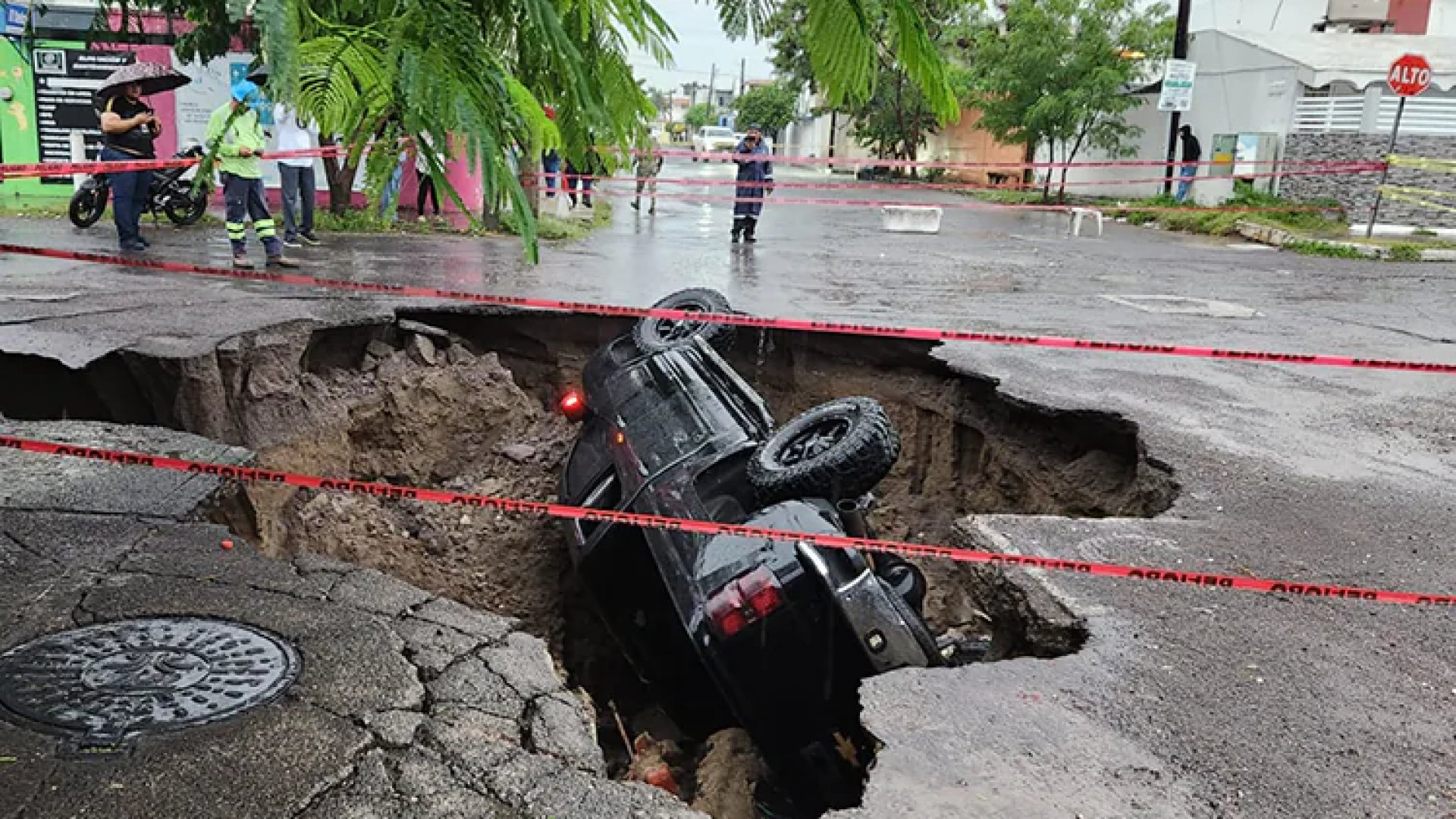 Sacan camioneta de enorme socavón en Veracruz… ¡tres días después!