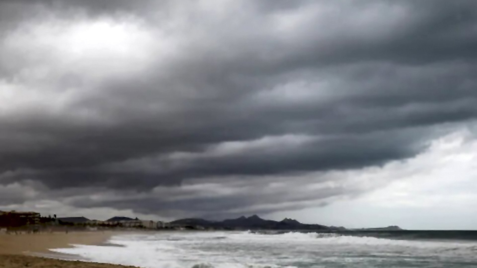 El huracán Kristy se intensifica hasta la categoría 4 mientras se aleja de México