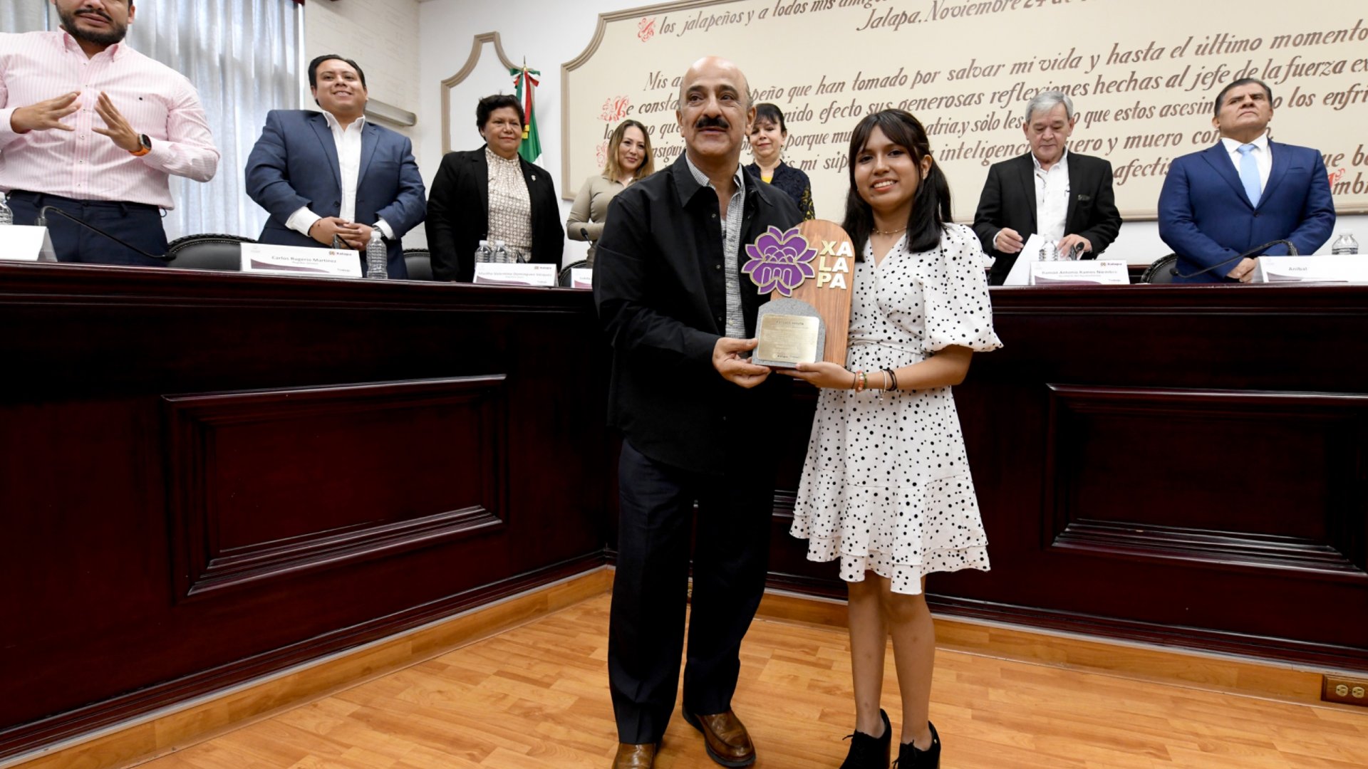 Reconoce Cabildo a la mejor estudiante del mundo
