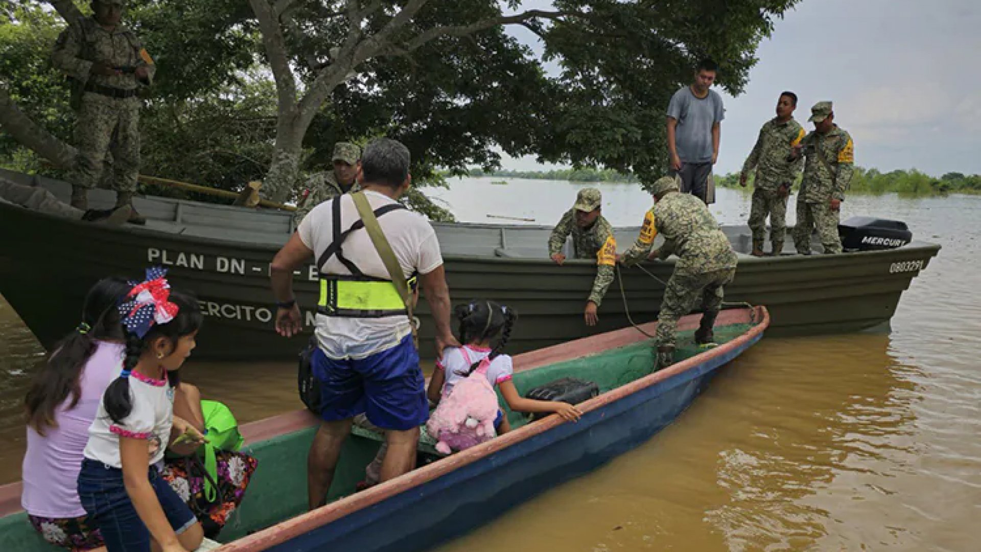 Se inunda Veracruz: Minatitlán afectado y Tlacotalpan en riesgo por crecida de ríos
