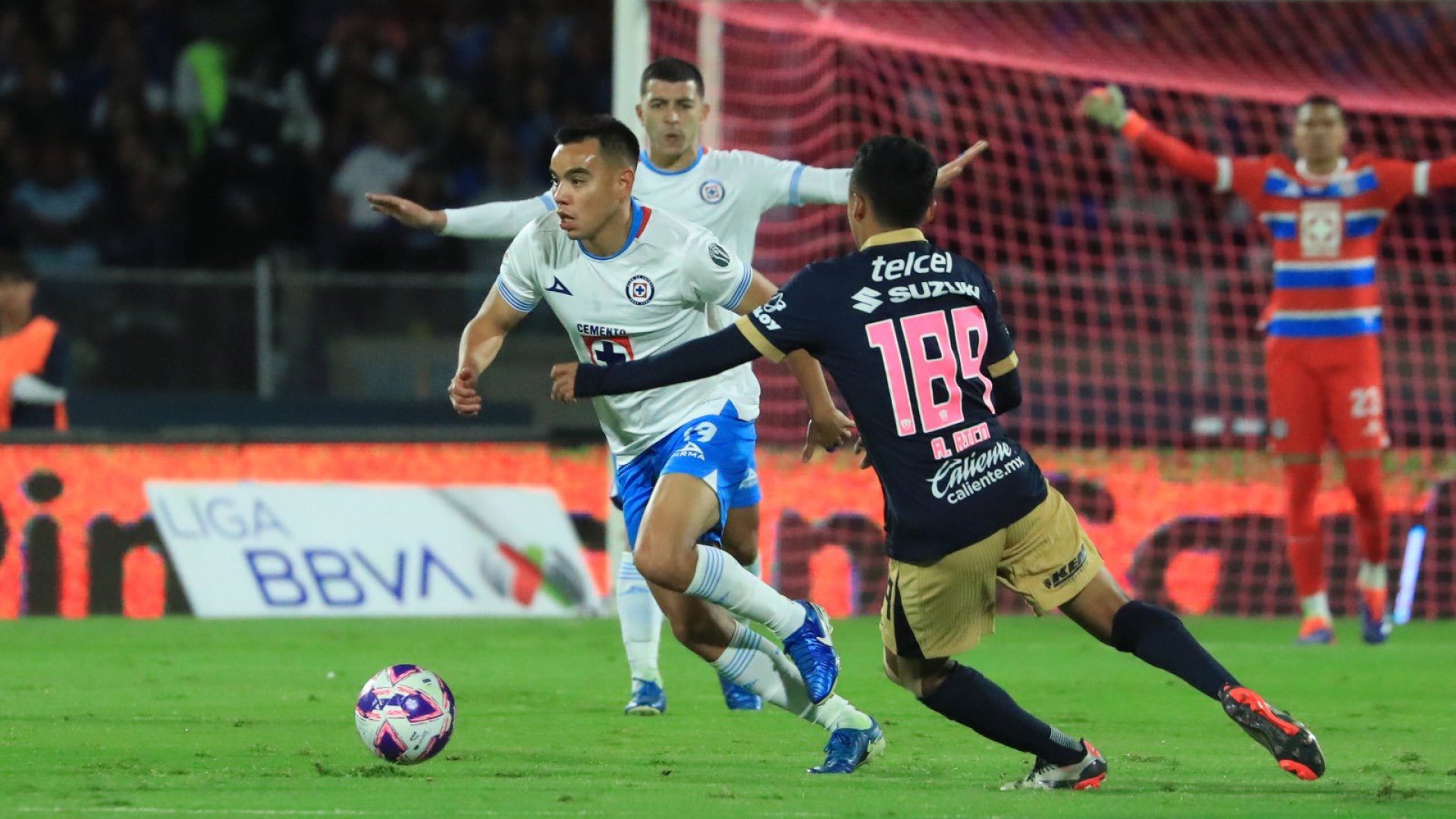 ¡Va Solo! Cruz Azul vence a los Pumas UNAM y se confirma como líder del Apertura